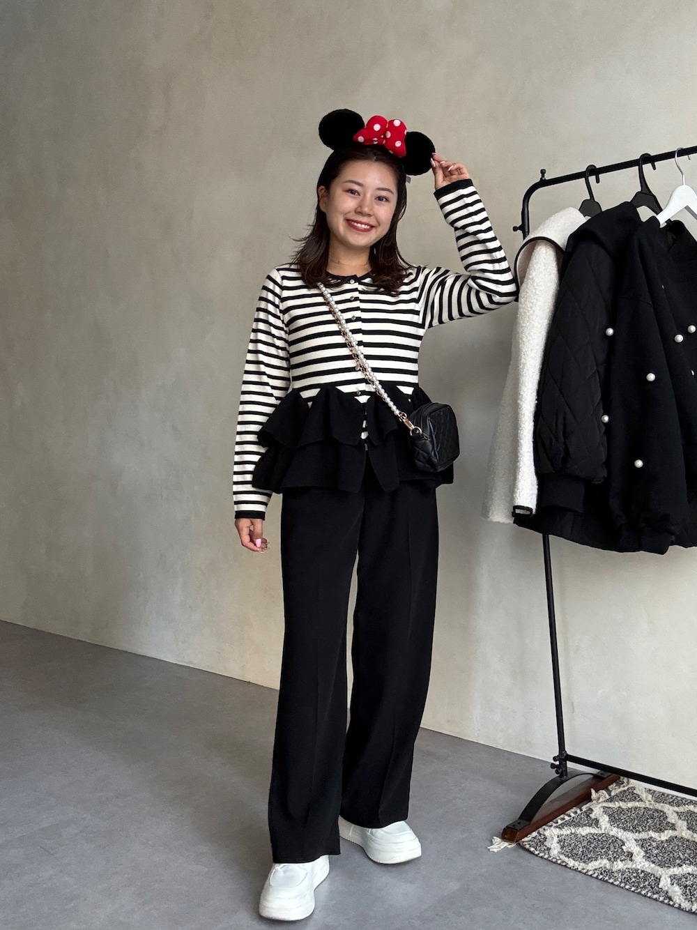 ブラック系のカーディガン/ボレロ、ブラック系のスラックスを着用したレディースの秋コーディネートの1枚目の写真