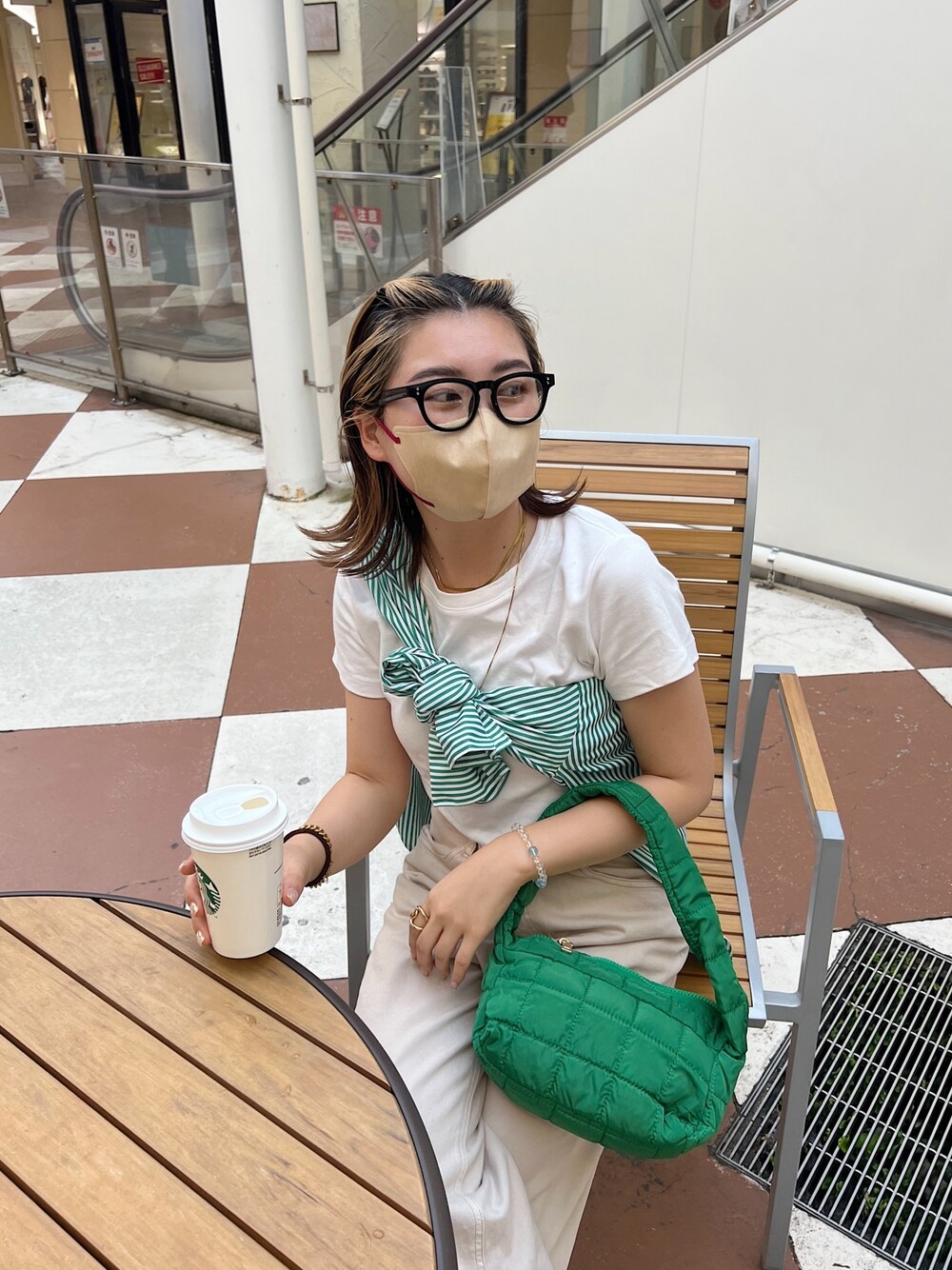 「シンプルコーデ、柄シャツ、メガネ女子、プチプラ、白Tシャツ、グリーン、ストライプシャツ、たすき掛け、キルティングバッグ」｜「prose verseのカラーストライプオーバーサイズシャツ（シャツ/ブラウス、グリーン系）」を使った、ももぞうさん（レディース・154cm）の夏コーディネートの1枚目の写真