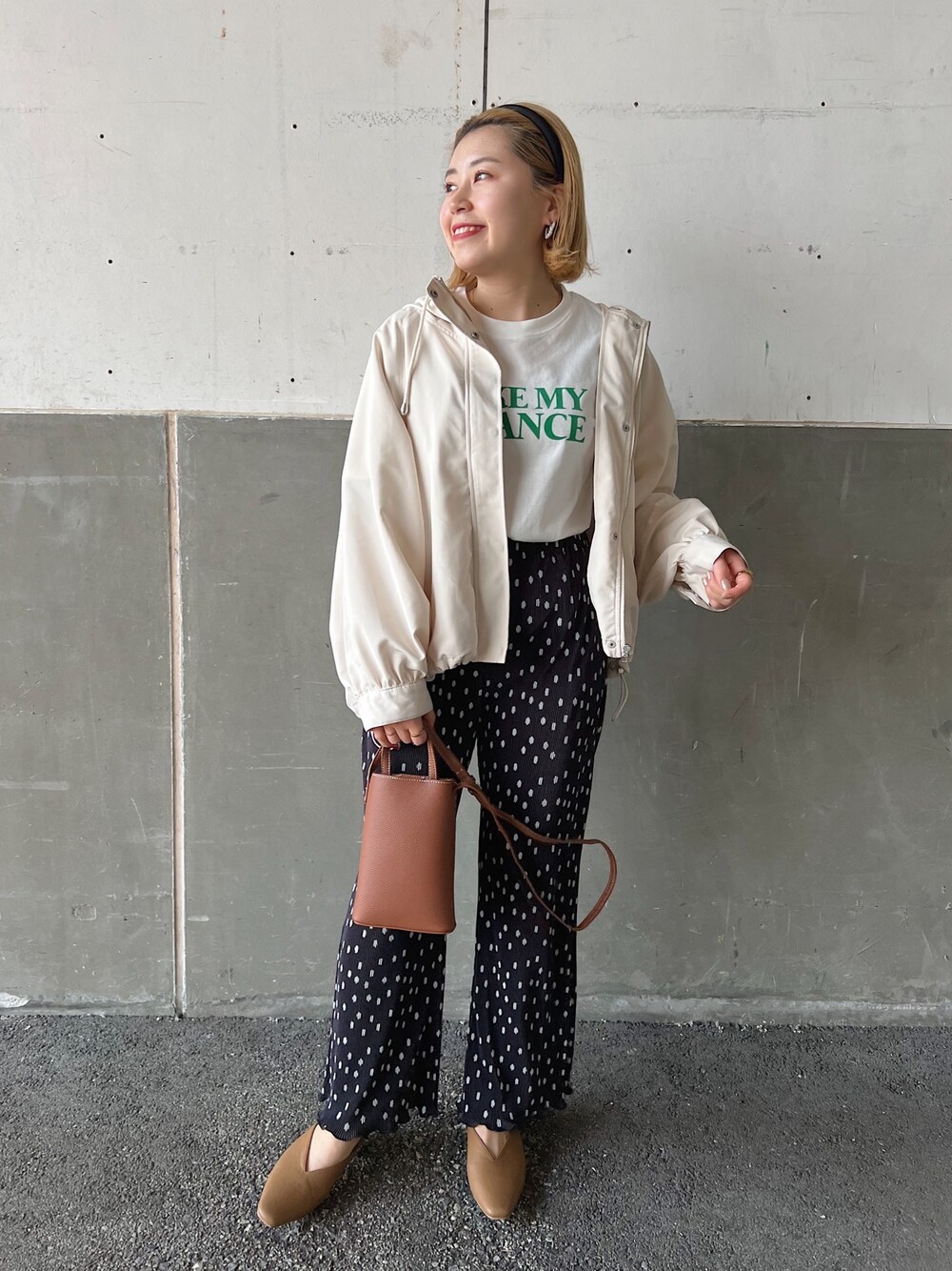 「タックイン、シンプルコーデ、春アウター、春コーデ、パステル映える春、レイヤードスタイル、プチプラ、マウンテンパーカー、ロゴTシャツ、ロゴT、ドット、フレアパンツ」｜「prose verseの《WEB先行予約》フロッキープリントレタリングロゴTシャツ（Tシャツ/カットソー、ホワイト系）」を使った、ももぞうさん（レディース・154cm）の春コーディネートの1枚目の写真