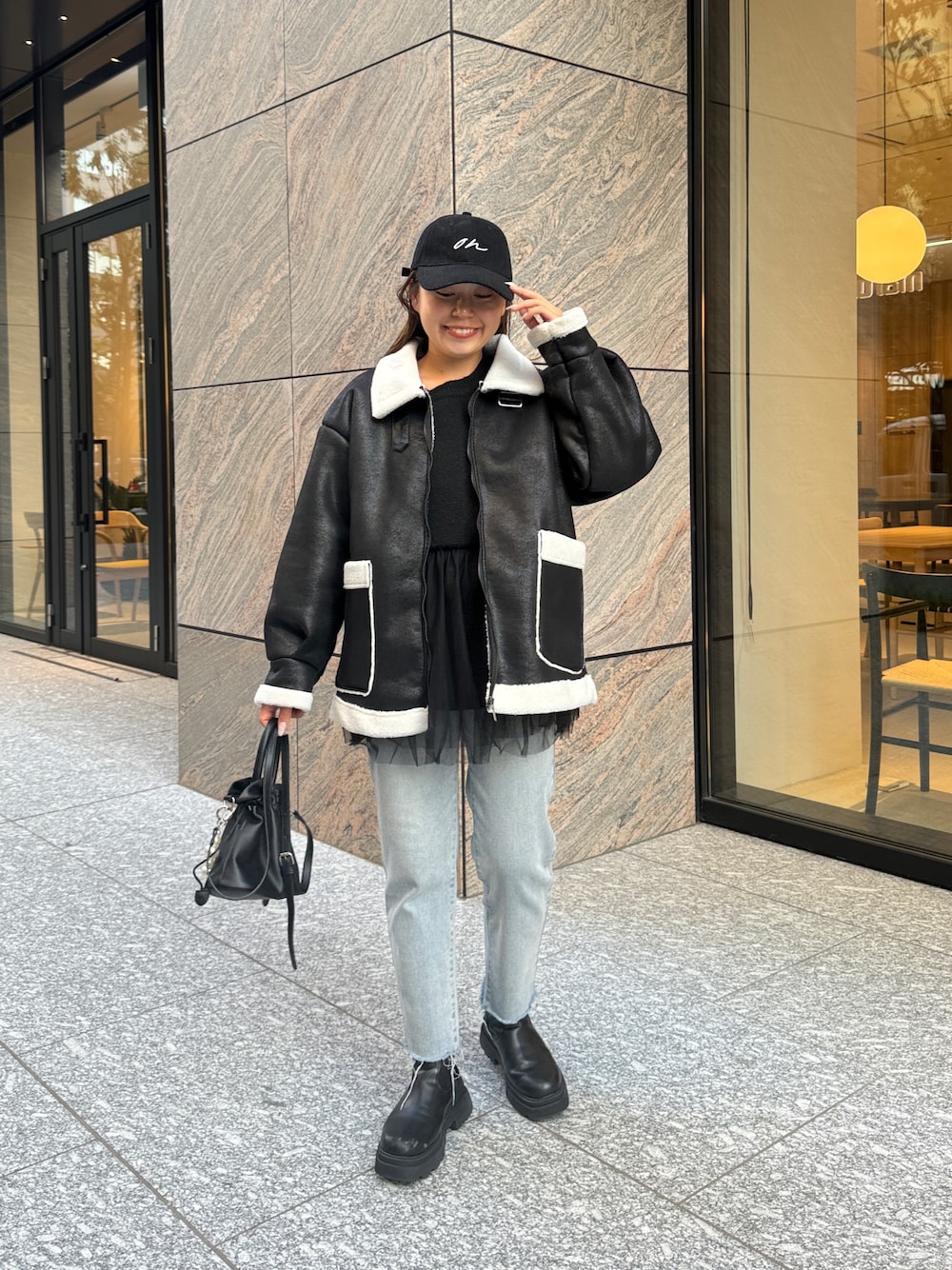 「クリスマスに着たい服、最近のいい感じコーデ、冬アウター、デニム、ブーツ、ニット、テーマパークコーデ、キャップ、マイベストコーデ2024、冬コーデ、休日スタイル、プチプラ、骨格ストレート、ママコーデ、体型カバー」｜「prose verseのシンプルロゴキャップ（キャップ、ブラック系）」を使った、ももぞうさん（レディース・154cm）の冬コーディネートの1枚目の写真