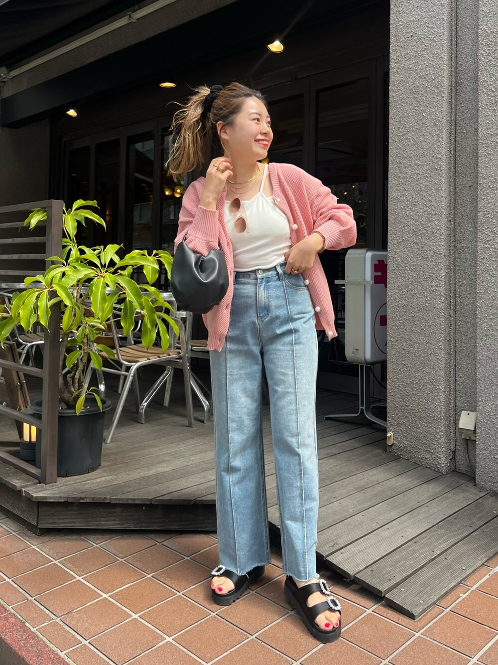 「ショップスタッフの好印象コーデ、今日のコスメと服、休日スタイル、メガネ女子、春コーデ、カーディガン、ピンク、レイヤードスタイル、キャミソール、デニム、サンダル、スポーツサンダル、サングラス、プチプラ、低身長コーデ」｜「prose verseのパールボタン2WAYメッシュカーディガン（カーディガン/ボレロ、ピンク系）」を使った、ももぞうさん（レディース・154cm）の春コーディネートの1枚目の写真