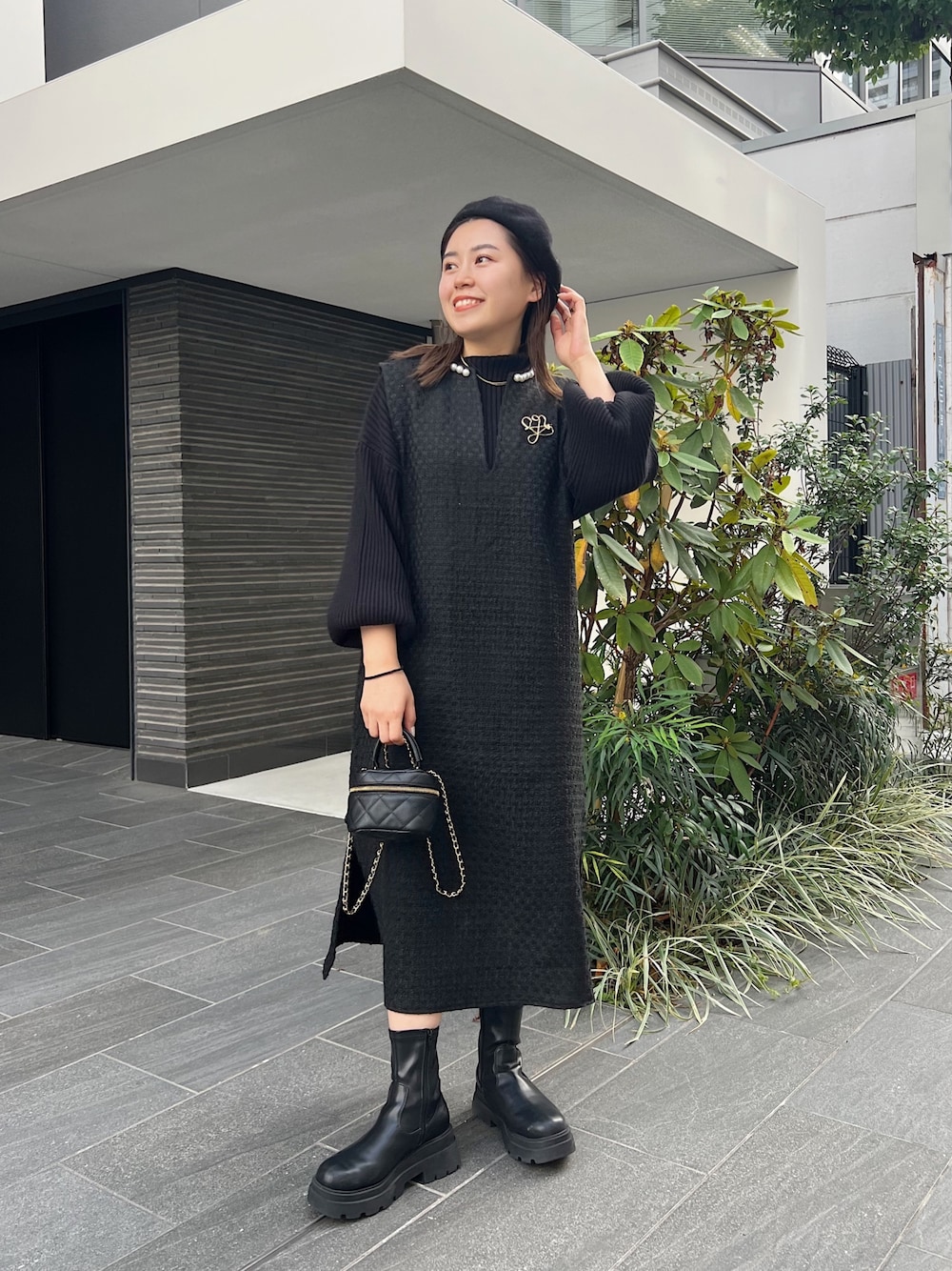 「プチプラ、ツイード、ベレー帽、ブローチ、クリスマスに着たい服、ブラックコーデ、ミニバッグ、厚底シューズ、冬コーデ、レイヤードスタイル、ロングワンピース」｜「prose verseのツイードパールジャンスカ（ワンピース、ブラック系）」を使った、ももぞうさん（レディース・154cm）の秋コーディネートの1枚目の写真