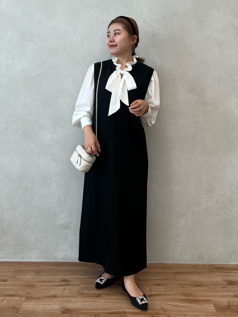 「秋服まるっと大公開、ショルダーバッグ、お出かけコーデ、ワンピース、シンプルコーデ、休日スタイル、プチプラ、入学式、卒業式、セレモニー、ママコーデ、ジャンパースカート、リボン、ブラウス」｜「prose verseのベロアカチューシャ（カチューシャ、ブラック系）」を使った、ももぞうさん（レディース・154cm）の秋コーディネートの1枚目の写真