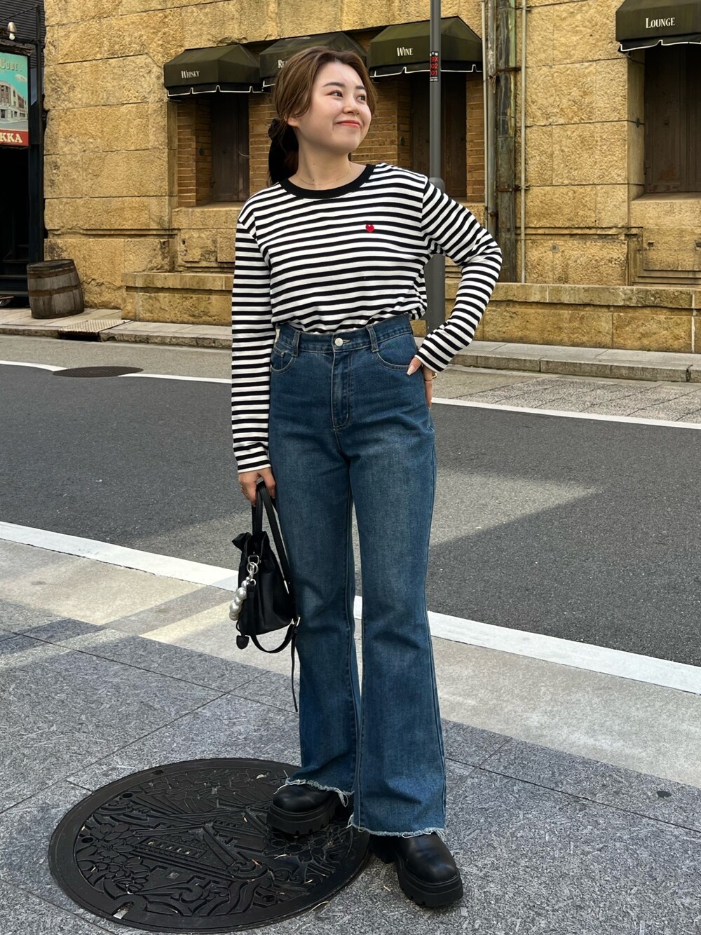 「デニム、韓国ファッション、休日スタイル、クリスマスに着たい服、マイベストコーデ2023、お出かけコーデ、プチプラ、きれいめカジュアル、ボーダー、ブーツ、リボン、今日のコスメと服」｜「prose verseのベロアリボンヘアゴム（シュシュ、ブラック系）」を使った、ももぞうさん（レディース・154cm）の冬コーディネートの1枚目の写真
