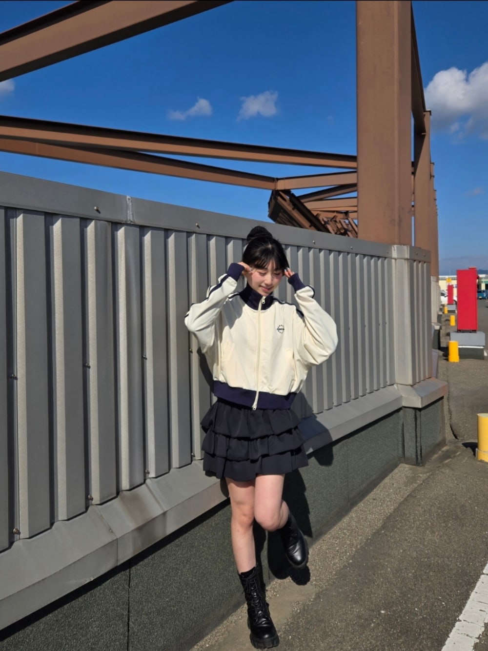 「INGNI、トレンド、プチプラ、プチプラコーデ、春コーデ、低身長コーデ、スポーティー、フリルスカート、ジャージ」｜「INGNIのサイドライン胸ロゴトラックジャージ（ジャージ、ホワイト系）」を使った、0shioris2さん（レディース・151cm）の冬コーディネートの1枚目の写真