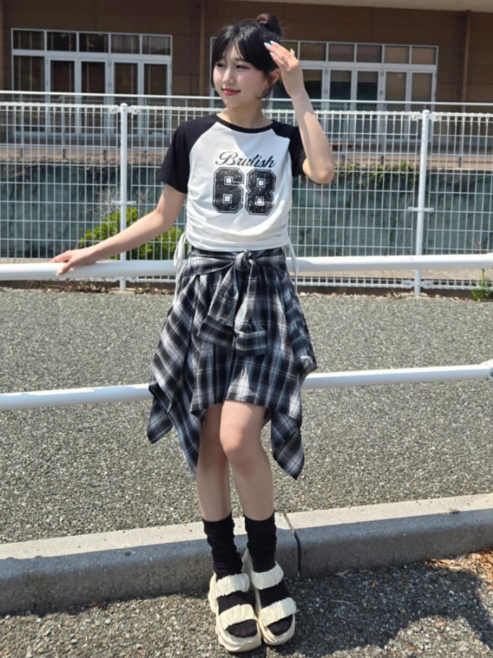 ホワイト系のTシャツ/カットソー、ブラック系のスカートを着用したレディースの夏コーディネートの1枚目の写真