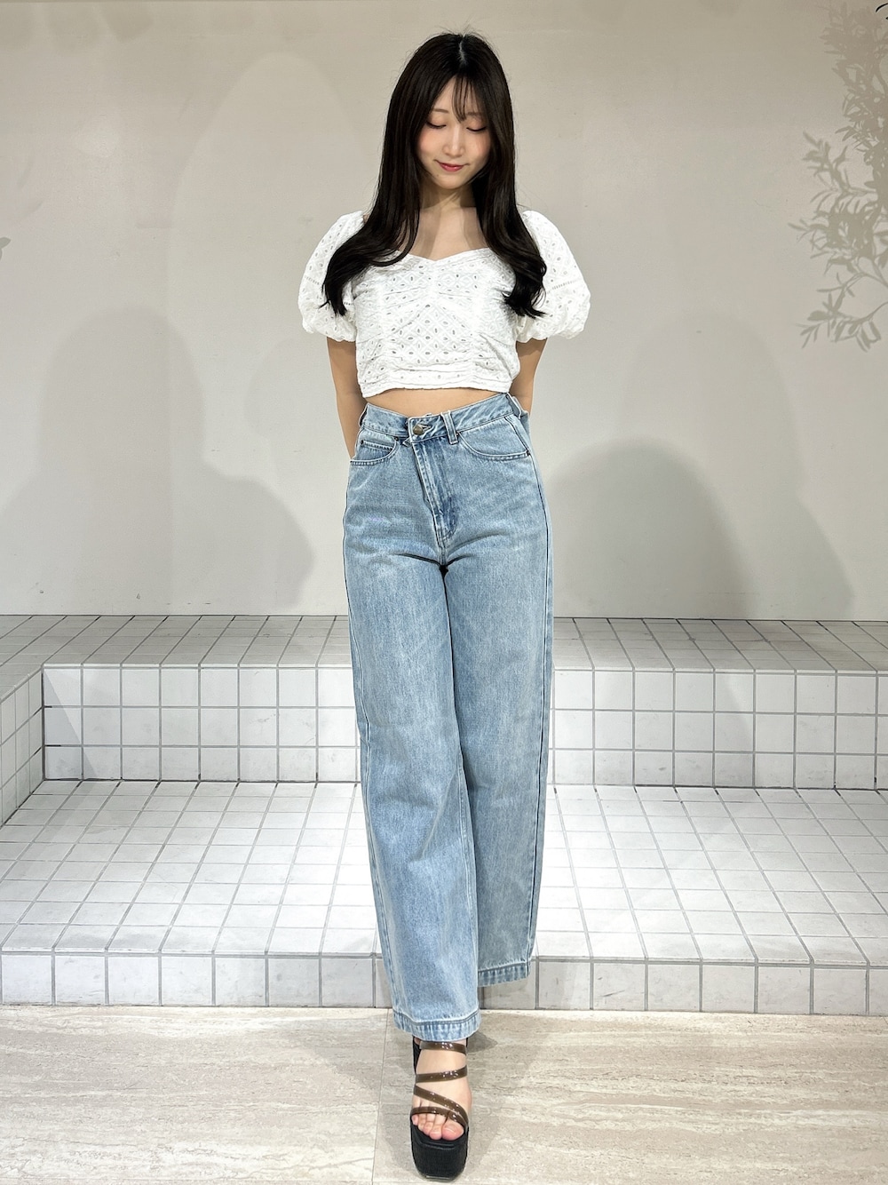 ブルー系のデニムパンツ、ブラック系のサンダル、ホワイト系のシャツ/ブラウスを着用したレディースの夏コーディネートの1枚目の写真