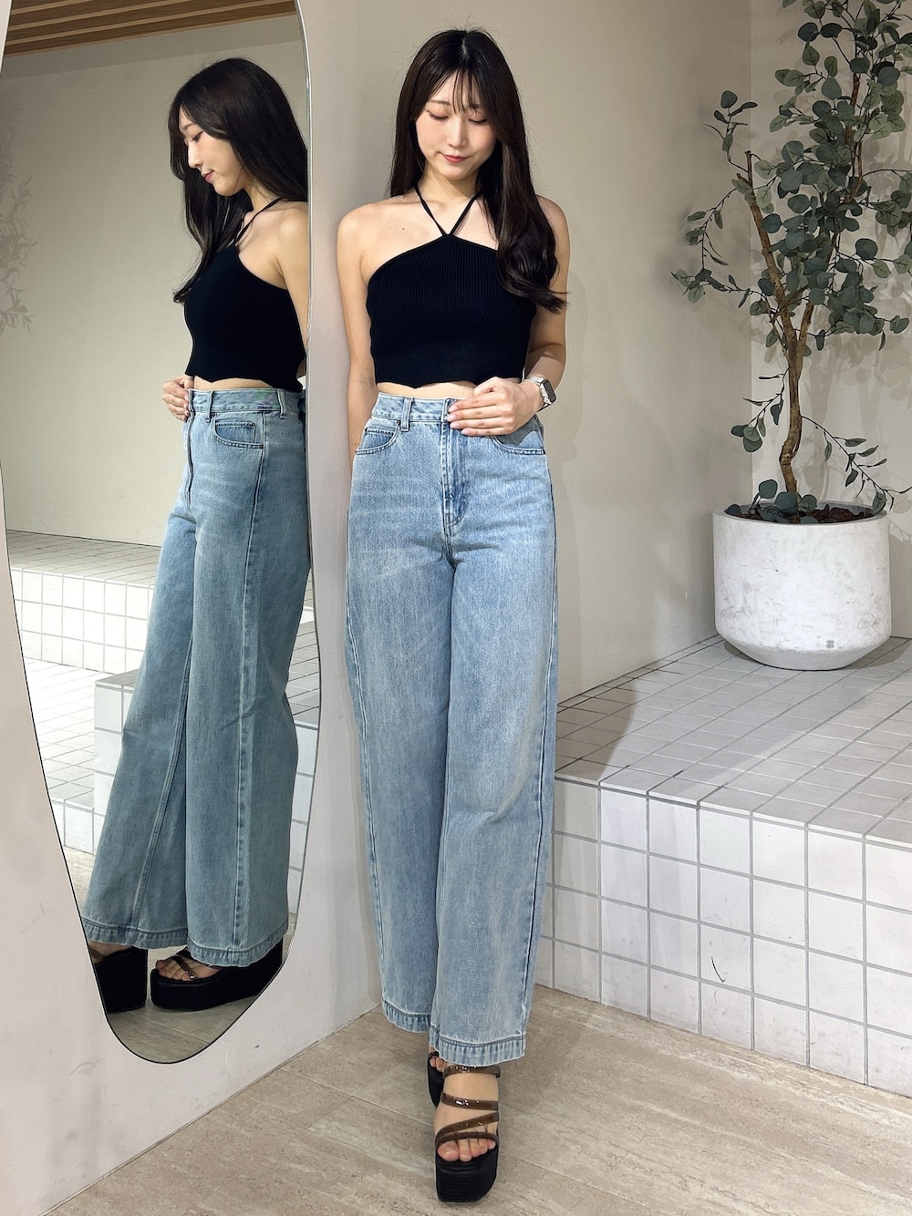 ブルー系のデニムパンツ、ブラック系のキャミソール、ブラック系のサンダルを着用したレディースの夏コーディネートの1枚目の写真