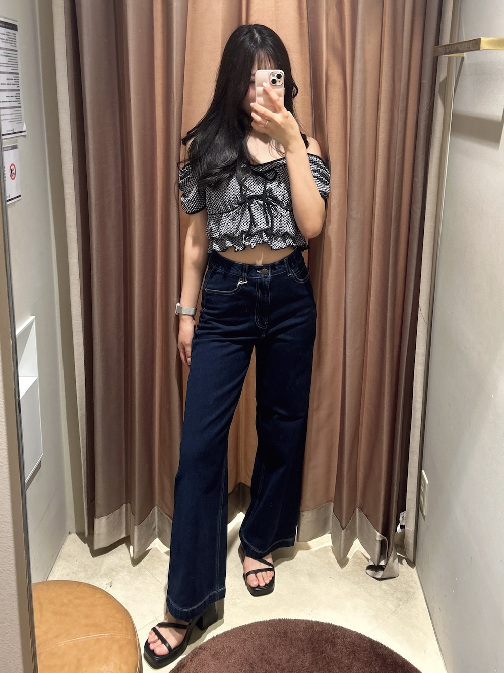 ブルー系のデニムパンツ、ブラック系のTシャツ/カットソーを着用したレディースの夏コーディネートの1枚目の写真