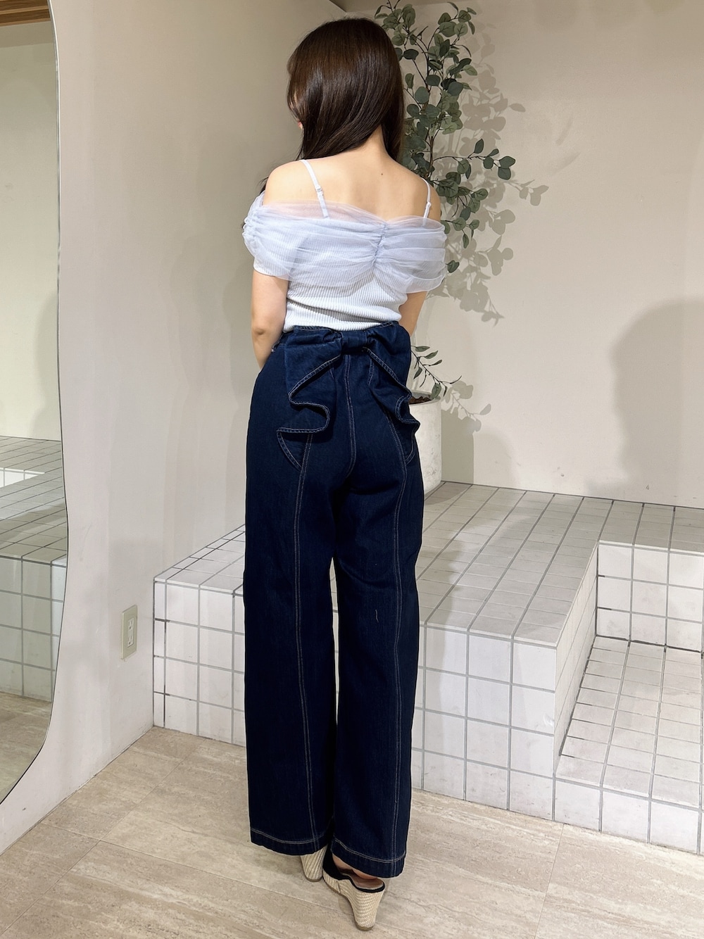 ブルー系のデニムパンツ、ブルー系のニット/セーターを着用したレディースの夏コーディネートの1枚目の写真