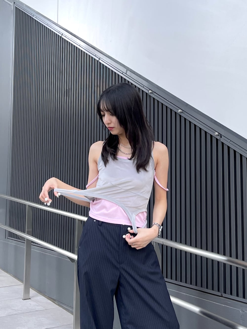 「大人カジュアル、春カラー、スポーツミックス、スラックス、レイヤード、レイヤードタンクトップ、タンクトップ、ベロア、グレー、ピンク」｜「led.tokyoの【led.tokyo】LAYERED TANK SET/レイヤードタンクセット（タンクトップ、グレー系）」を使った、MINAさん（レディース・163cm）の春コーディネートの1枚目の写真