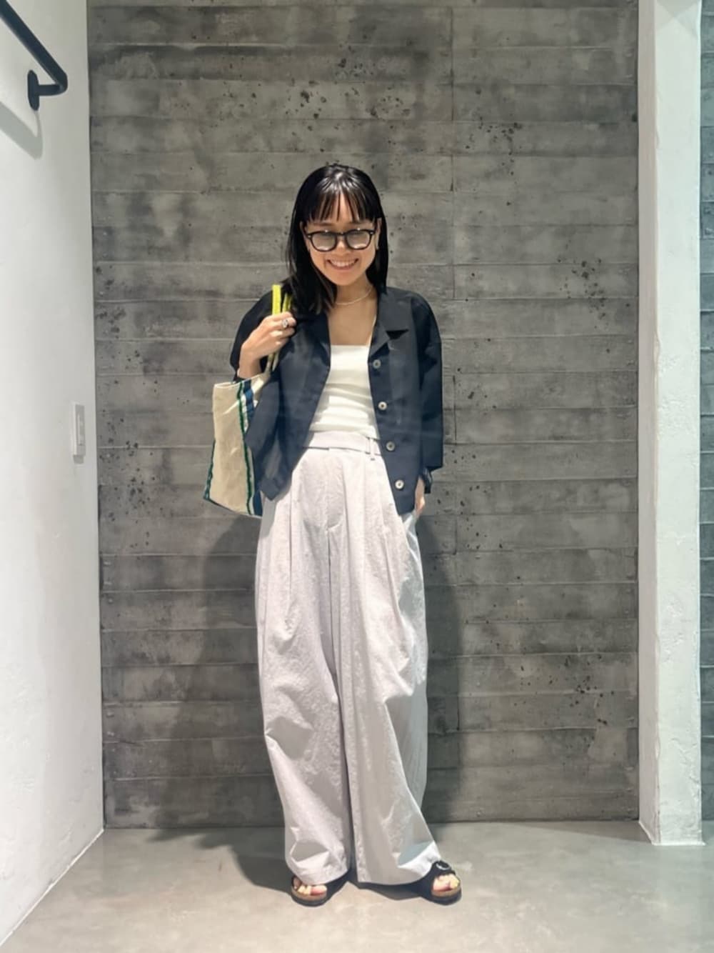 ブラック系のサンダル、ブラック系のシャツ/ブラウス、グレー系のその他パンツを着用したレディースの夏コーディネートの1枚目の写真