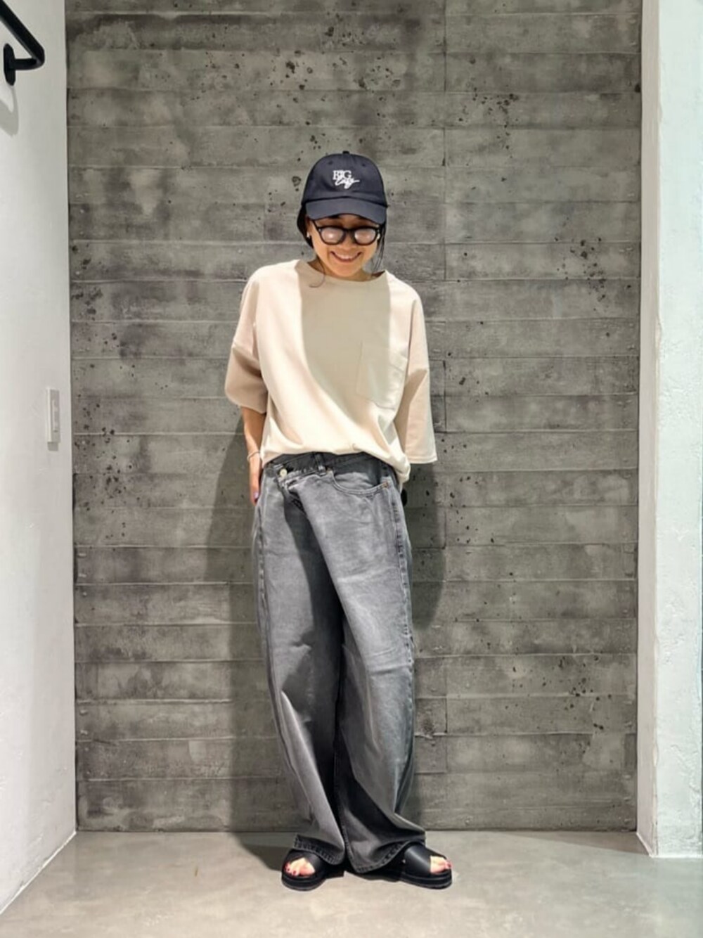 ダメージ ラップワイド デニムパンツを使った人気ファッション