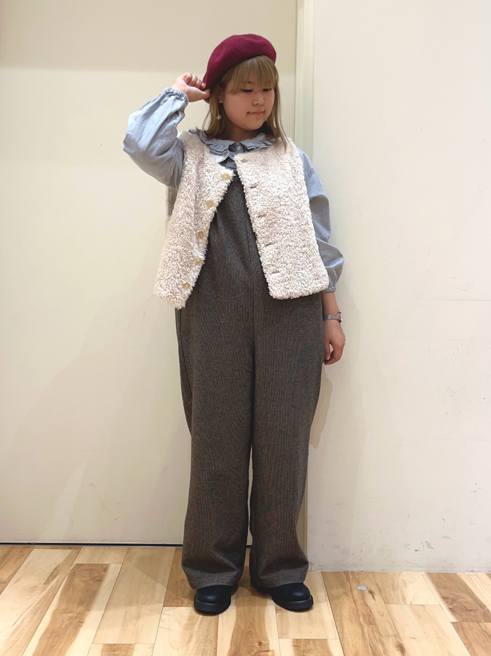 「Samansa Mos2のバスクベレー帽（ハット、レッド系）」を使った、さわさん（レディース・155cm）の秋コーディネートの1枚目の写真