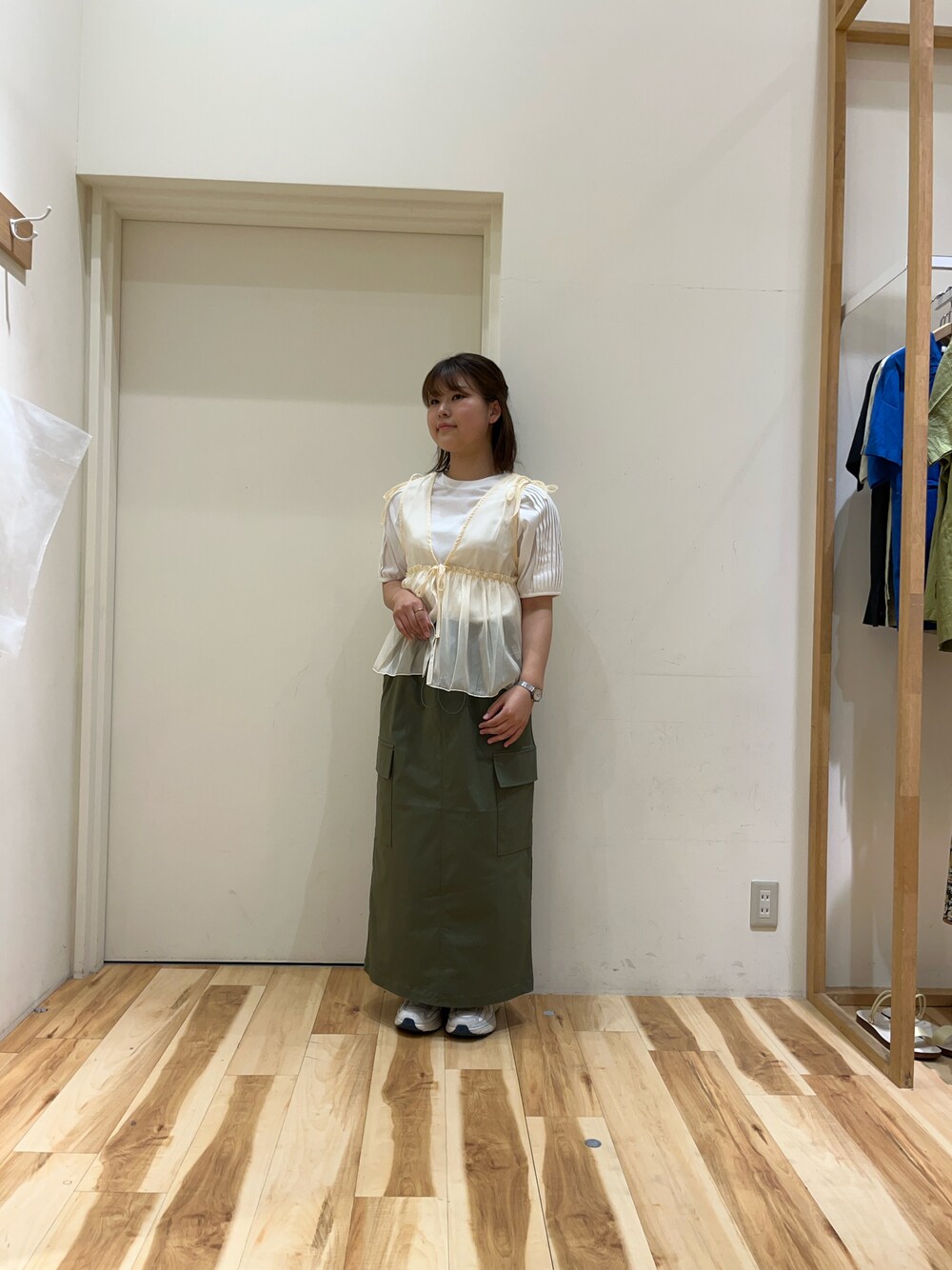「Samansa Mos2 blueの袖タックプルオーバー（Tシャツ/カットソー、ホワイト系）」を使った、さわさん（レディース・155cm）の夏コーディネートの1枚目の写真