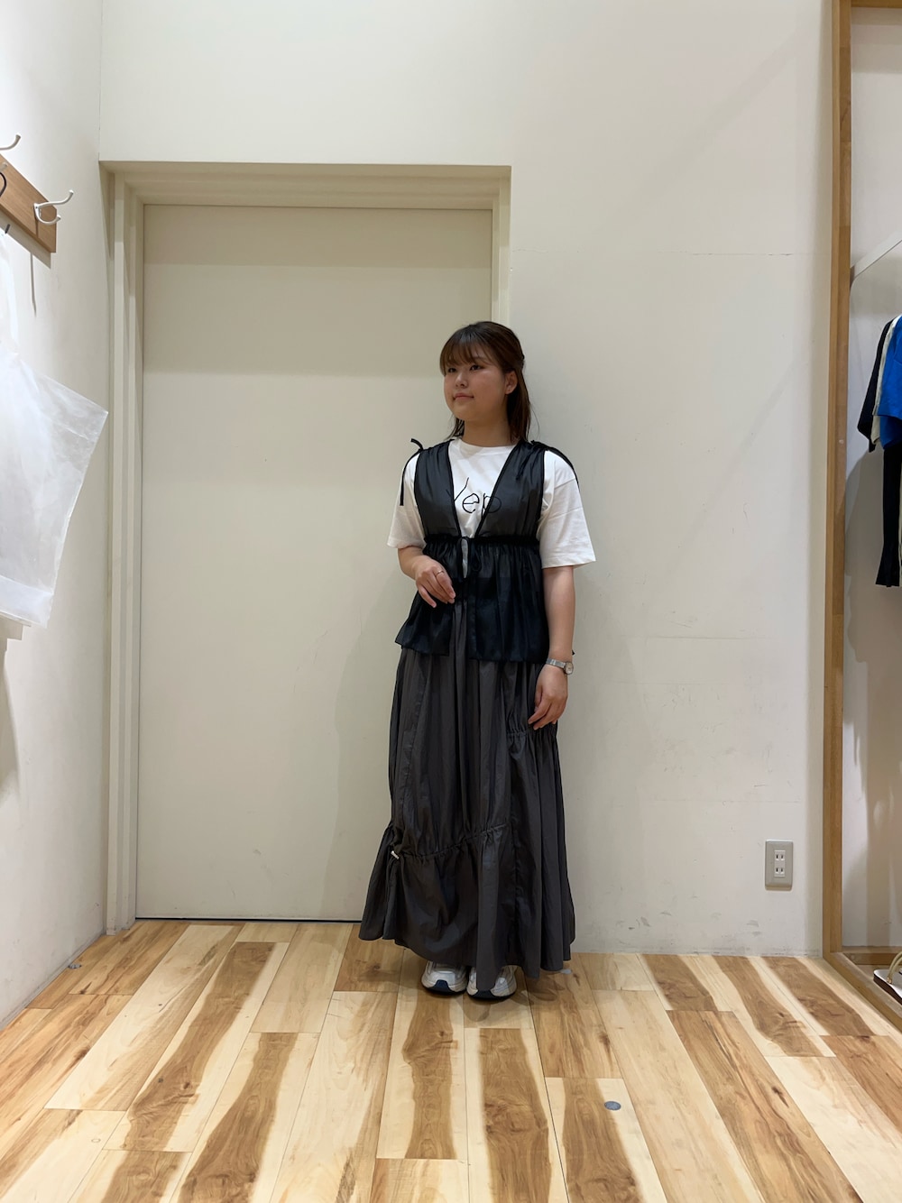 「Samansa Mos2 blueの光沢シアーベスト（シャツ/ブラウス、ブラック系）」を使った、さわさん（レディース・155cm）の夏コーディネートの1枚目の写真