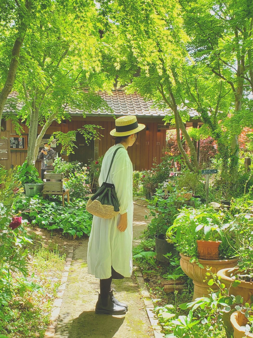 「お出かけコーデ、大人女子、夏、ママファッション、ロングワンピース、ワンピース、白ワンピース、麦わら帽子、休日スタイル、ナチュラル」｜「wica groceryのアイテム（ハット、ブラック系）」を使った、ratoco*さん（レディース・164cm）の春コーディネートの1枚目の写真