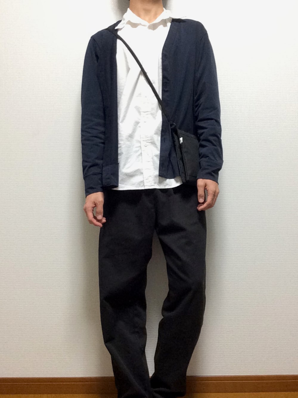「シンプル、カーディガン、白シャツ、シャツ、黒スニーカー」｜「UNIQLOのエアリズムUVカットカーディガン（長袖）（カーディガン/ボレロ、ブルー系）」を使った、エビちゃん🦐さん（メンズ・167cm）の秋コーディネートの1枚目の写真