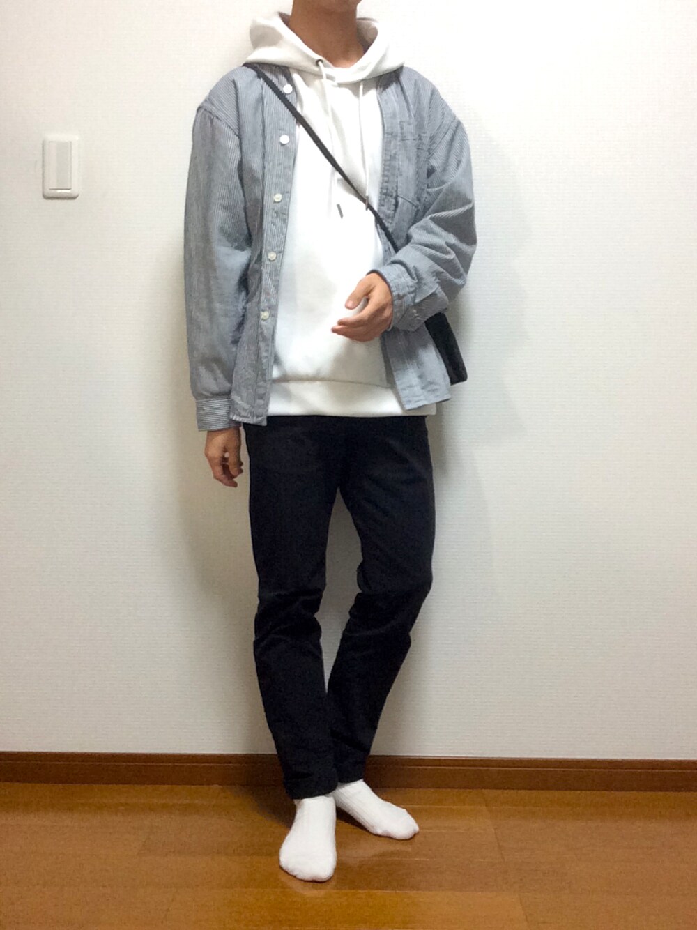 「パーカー、黒スキニー、シャツスタイル、ストライプシャツ、黒スニーカー、秋のコーデ」｜「UNIQLOのアイテム（シャツ/ブラウス、ブルー系）」を使った、エビちゃん🦐さん（メンズ・167cm）の秋コーディネートの1枚目の写真