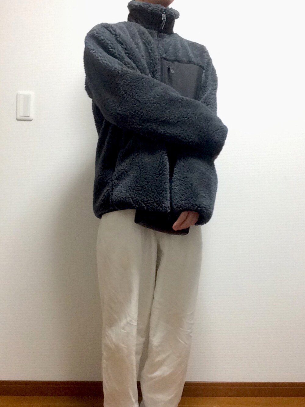 「シンプル、冬、ボアジャケット、ユニクロ、GU、白パンツ、スニーカー、クリスマスに着たい服、スクエアバッグ、グレー、グリーン、おしゃれさんと繋がりたい」｜「UNIQLOのアイテム（ジャケット/アウター、グレー系）」を使った、エビちゃん🦐さん（メンズ・167cm）の冬コーディネートの1枚目の写真
