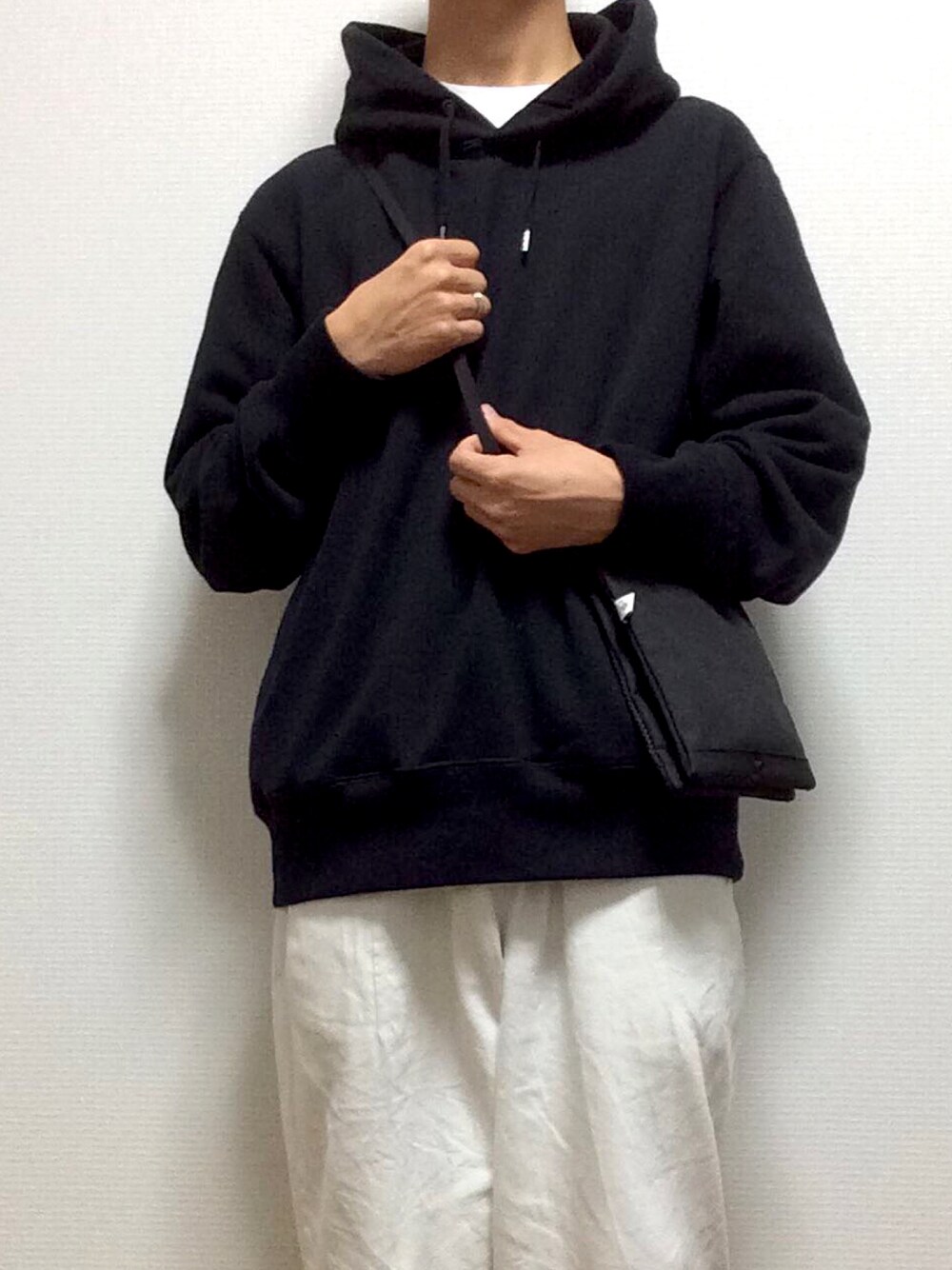 「秋のコーデ、パーカー、白パンツ、黒スニーカー、カジュアル、シンプル、モノトーン」｜「UNIQLOのスウェットプルパーカ（長袖）（パーカー、ブラック系）」を使った、エビちゃん🦐さん（メンズ・167cm）の秋コーディネートの1枚目の写真