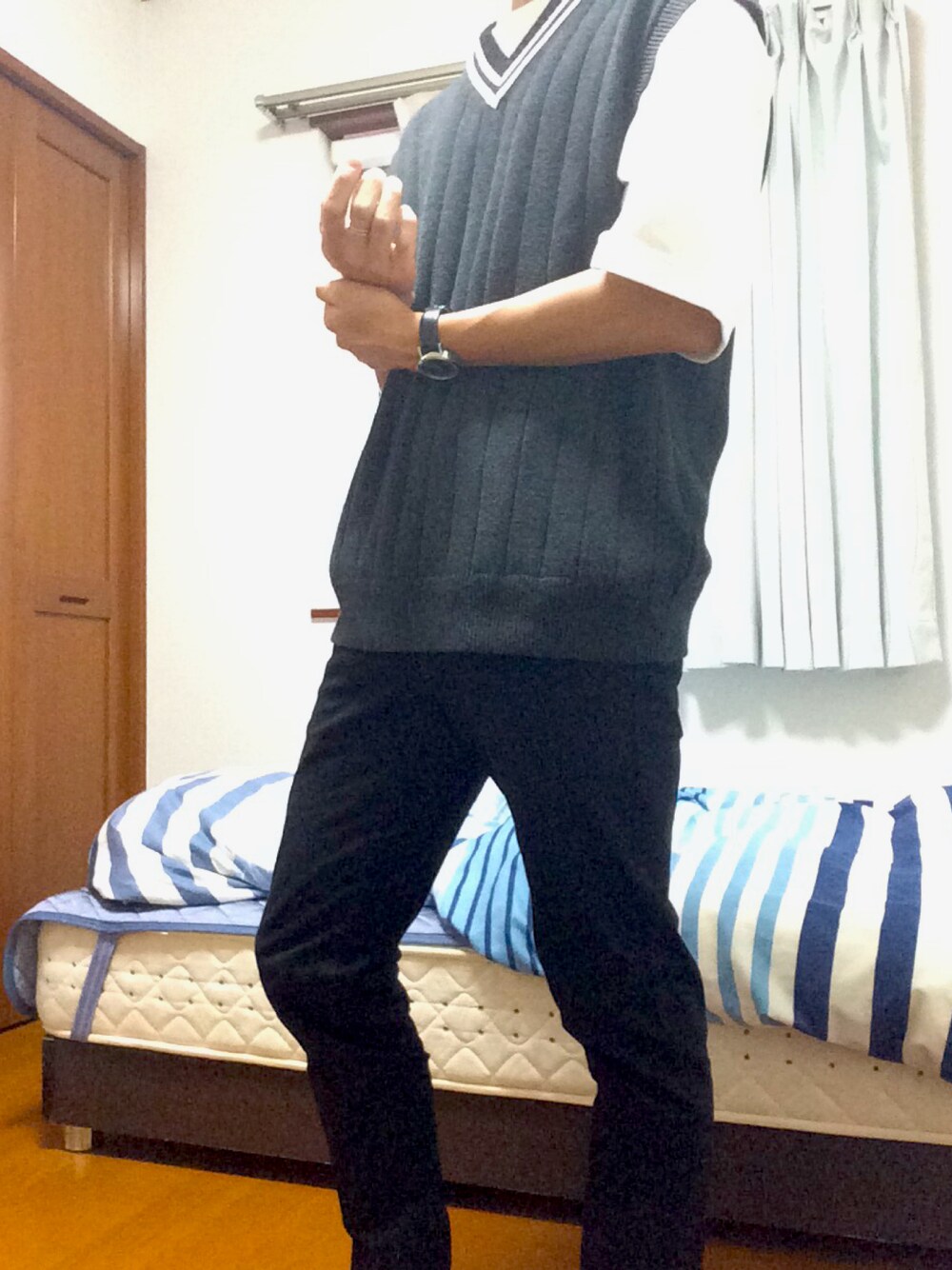 「ベスト、白Tシャツ、黒スキニー、可愛いコーデ、白スニーカー」｜「UNIQLOのアイテム（ベスト、グレー系）」を使った、エビちゃん🦐さん（メンズ・167cm）の秋コーディネートの1枚目の写真