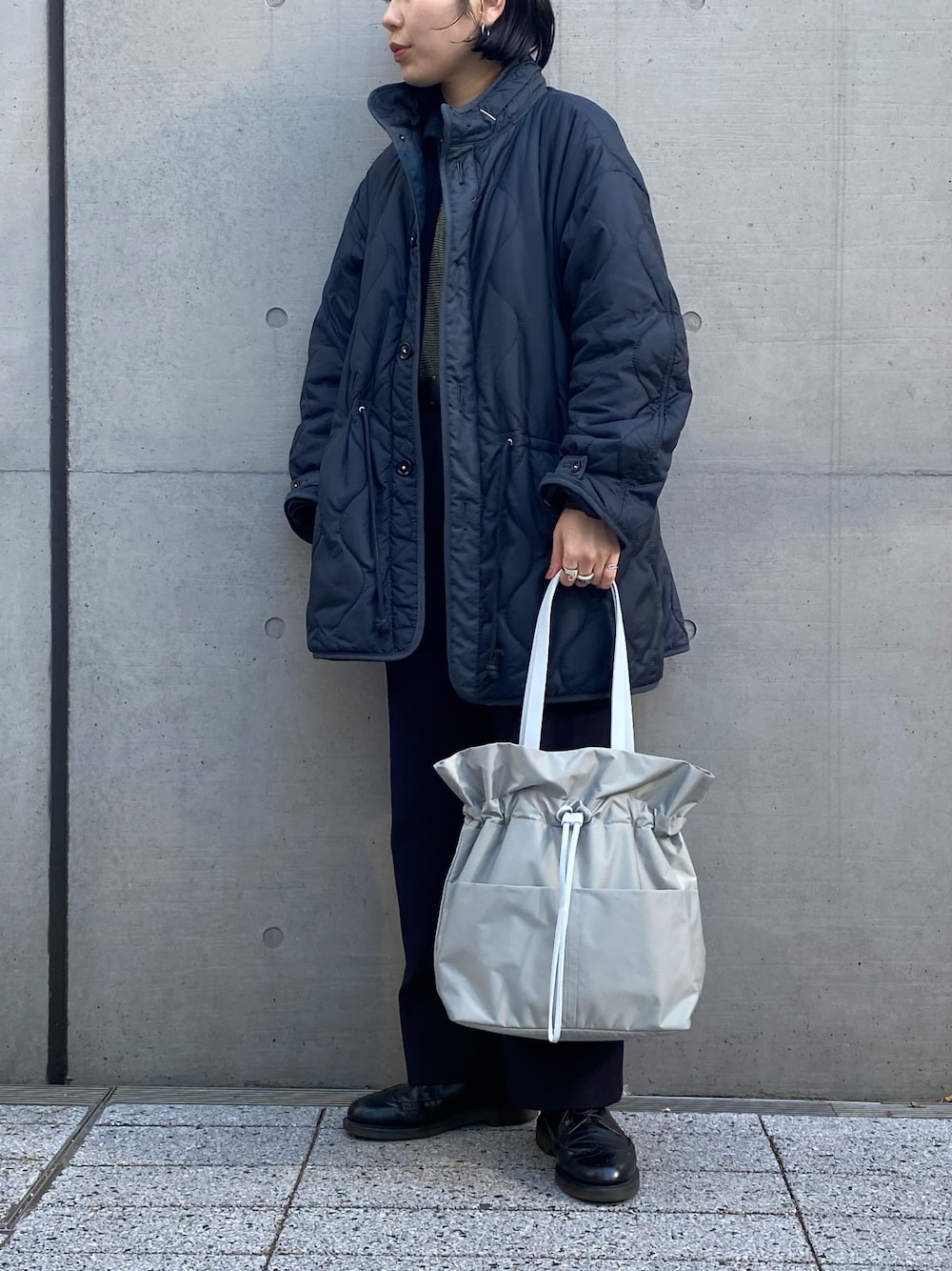 「ヒロコハヤシ、HIROKO HAYASHI、HIROKOHAYASHI、トートバッグ、ライトグリーンバッグ、大人カジュアルコーデ、シンプルスタイル、冬のコーデ、パンツスタイル」｜「HIROKO HAYASHIのLUINI（ルイーニ）トートバッグ（トートバッグ、グリーン系）」を使った、um_hhさん（レディース・161cm）の冬コーディネートの1枚目の写真