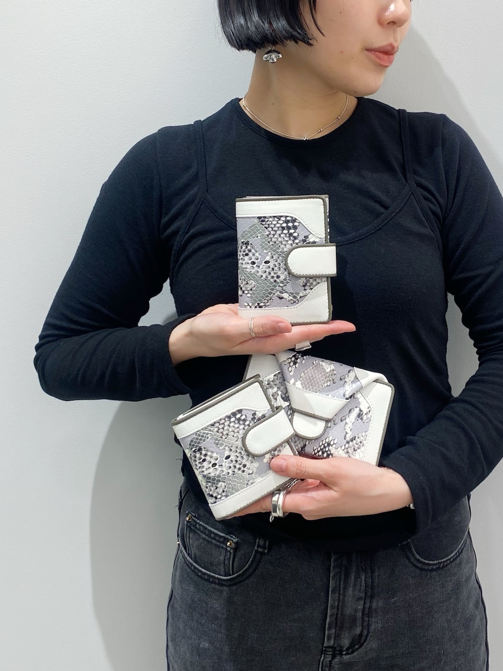 「ヒロコハヤシ、HIROKO HAYASHI、HIROKOHAYASHI、お財布、ミニ財布、ミニモ、二つ折り財布」｜「HIROKO HAYASHIのGOTICA（ゴティカ）二つ折り財布（財布、シルバー系）」を使った、um_hhさん（レディース・161cm）の冬コーディネートの1枚目の写真
