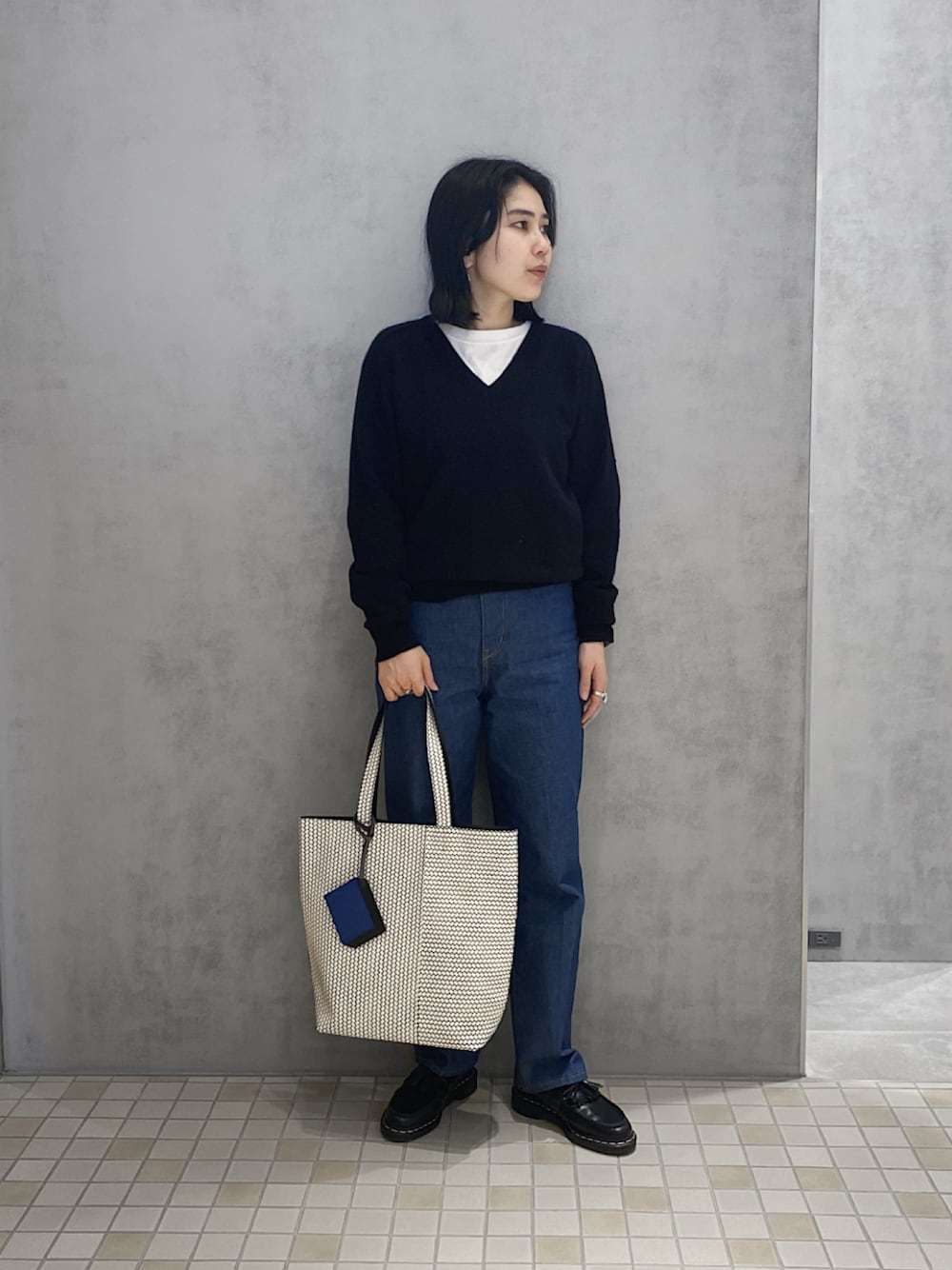 「ヒロコハヤシ、HIROKO HAYASHI、HIROKOHAYASHI、レザートートバッグ、パスケース、デニムパンツ、ローファー、パンツスタイル、カジュアルコーデ、トートバッグ」｜「HIROKO HAYASHIのFABRO（ファブロ）指輪（リング、シルバー系）」を使った、um_hhさん（レディース・161cm）の春コーディネートの1枚目の写真