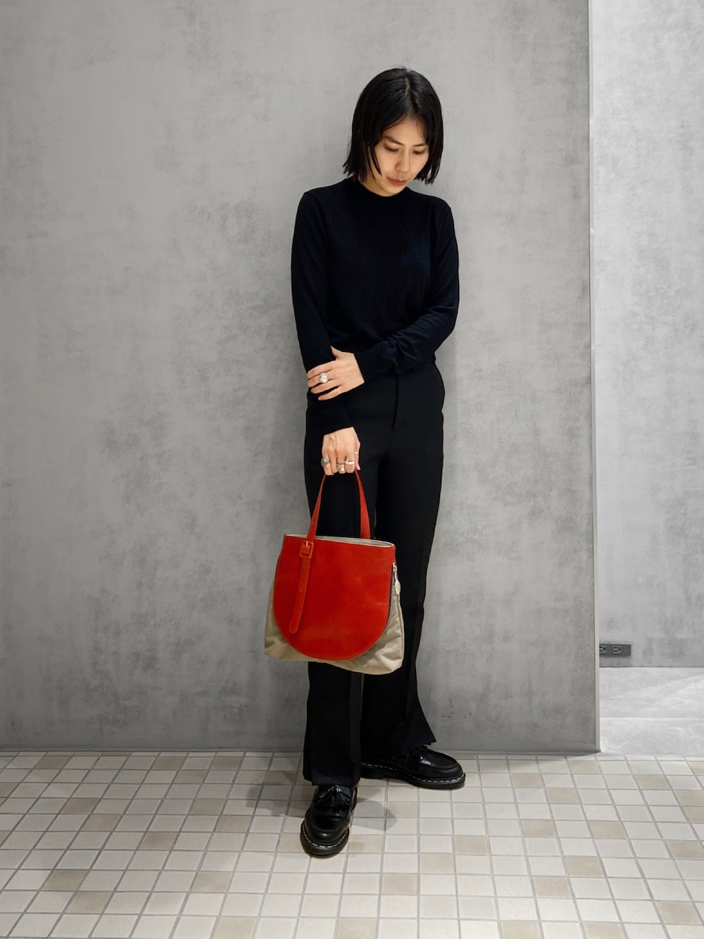 「ヒロコハヤシ、HIROKO HAYASHI、HIROKOHAYASHI、シンプルコーデ、ローファー、レンガ色、ハンドバッグ、レザーバッグ」｜「HIROKO HAYASHIのGRIFONE(グリフォーネ)ワンハンドルバッグ（ハンドバッグ、レッド系）」を使った、um_hhさん（レディース・161cm）の秋コーディネートの1枚目の写真