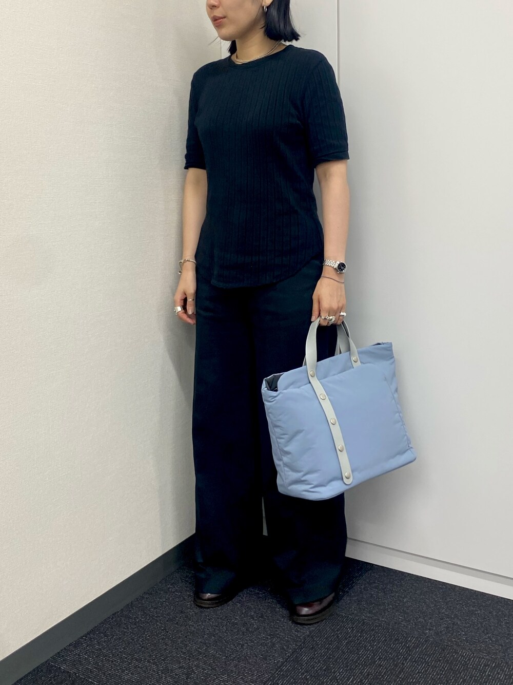 「ヒロコハヤシ、HIROKO HAYASHI、HIROKOHAYASHI、トートバッグ、カジュアルコーデ、シンプルコーデ」｜「HIROKO HAYASHIのMOSCOVA CELESTE（モスコーバ チェレステ）横型トートバッグ（トートバッグ、ブルー系）」を使った、um_hhさん（レディース・161cm）の夏コーディネートの1枚目の写真