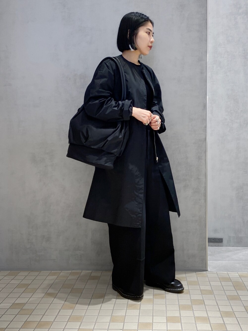 「ヒロコハヤシ、HIROKO HAYASHI、HIROKOHAYASHI、コート、ローファー、パンツコーデ、シンプルスタイル、3WAYコート、ブラック」｜「HIROKO HAYASHIのTANA（ターナ）トートバッグ（トートバッグ、ブラック系）」を使った、um_hhさん（レディース・161cm）の秋コーディネートの1枚目の写真