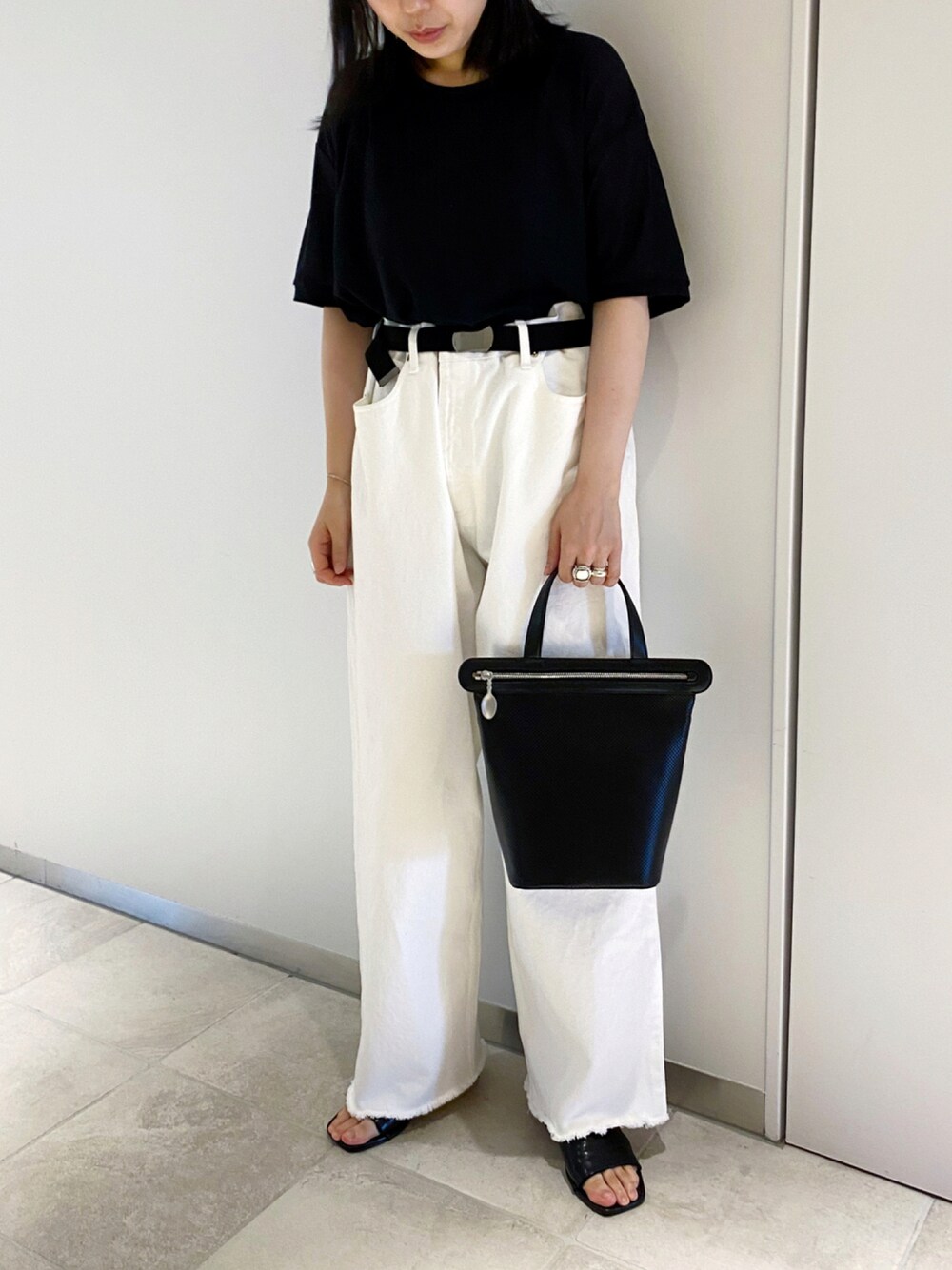 「ヒロコハヤシ、HIROKO HAYASHI、HIROKOHAYASHI、ワイドパンツ、スクエアサンダル、ハンドバッグ、モノトーンコーデ」｜「HIROKO HAYASHIのBARBERA（バルベーラ）ミニトート（トートバッグ、ブラック系）」を使った、um_hhさん（レディース・161cm）の夏コーディネートの1枚目の写真