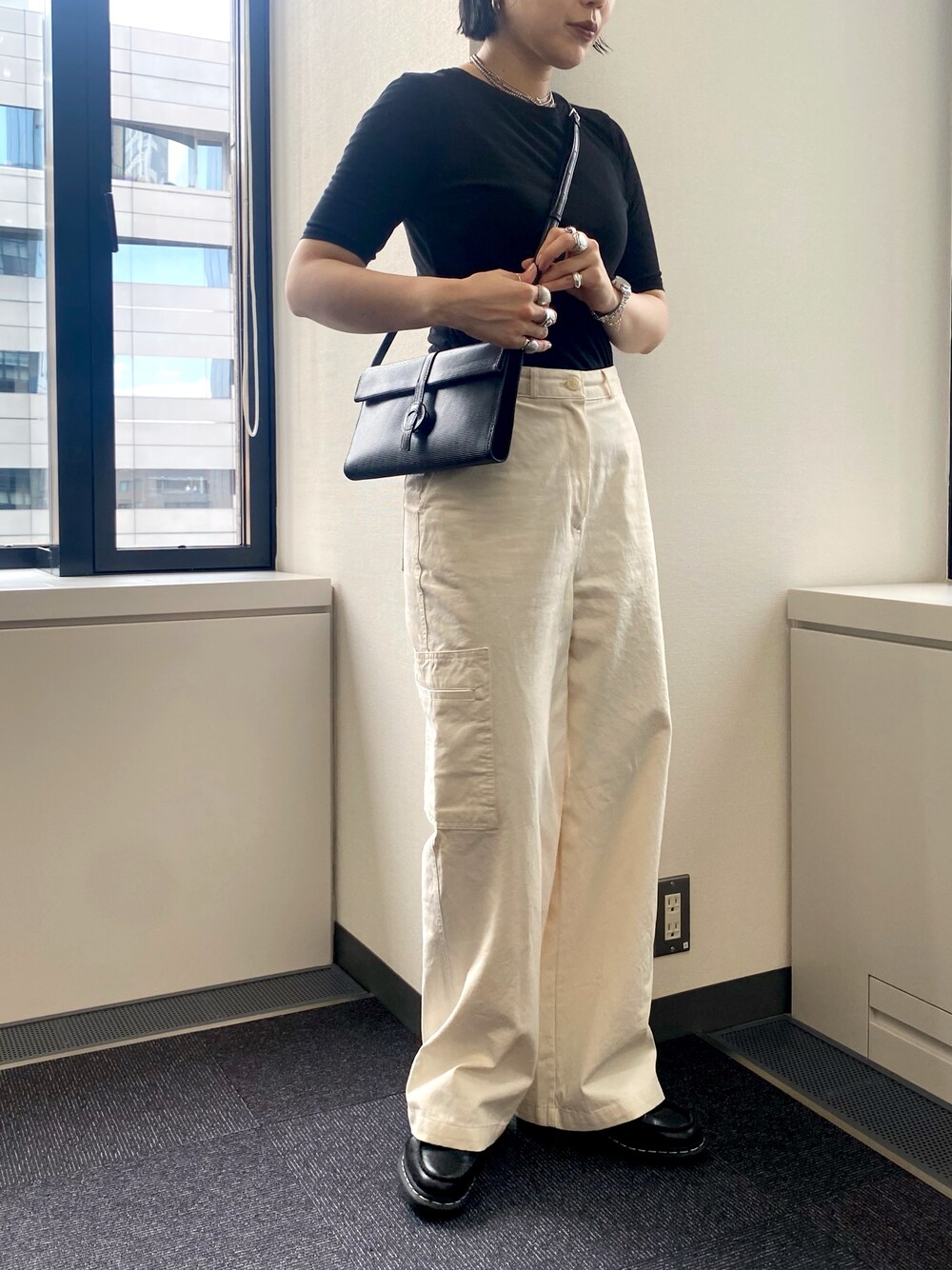 「ヒロコハヤシ、HIROKO HAYASHI、HIROKOHAYASHI、ショルダーバッグ、モノトーン、シンプルスタイル、ローファー」｜「HIROKO HAYASHIのDISCHI（ディスキ）ショルダーバッグ（ショルダーバッグ、ブラック系）」を使った、um_hhさん（レディース・161cm）の夏コーディネートの1枚目の写真