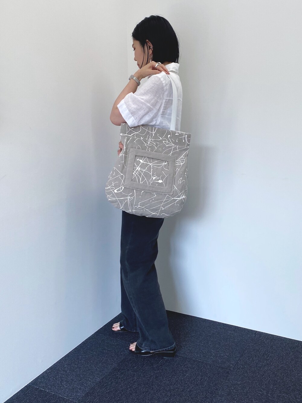 「ヒロコハヤシ、HIROKO HAYASHI、HIROKOHAYASHI、トートバッグ、休日スタイル、カジュアルコーデ、シンプルスタイル」｜「HIROKO HAYASHIのVERNICE（ベルニーチェ）トートバッグ（トートバッグ、ベージュ系）」を使った、um_hhさん（レディース・161cm）の夏コーディネートの1枚目の写真