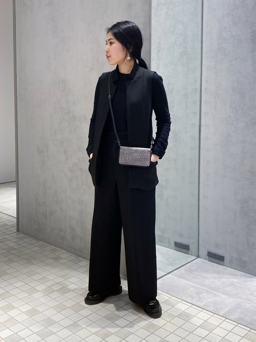 「ヒロコハヤシ、HIROKO HAYASHI、HIROKOHAYASHI、モバイルショルダー、モバイルポシェット、ミニミニバッグ、シンプルコーデ、２ＷＡＹ」｜「HIROKO HAYASHIのDAMASCO（ダマスコ）マルチモバイルケース（スマホケース/カバー、シルバー系）」を使った、um_hhさん（レディース・161cm）の冬コーディネートの1枚目の写真