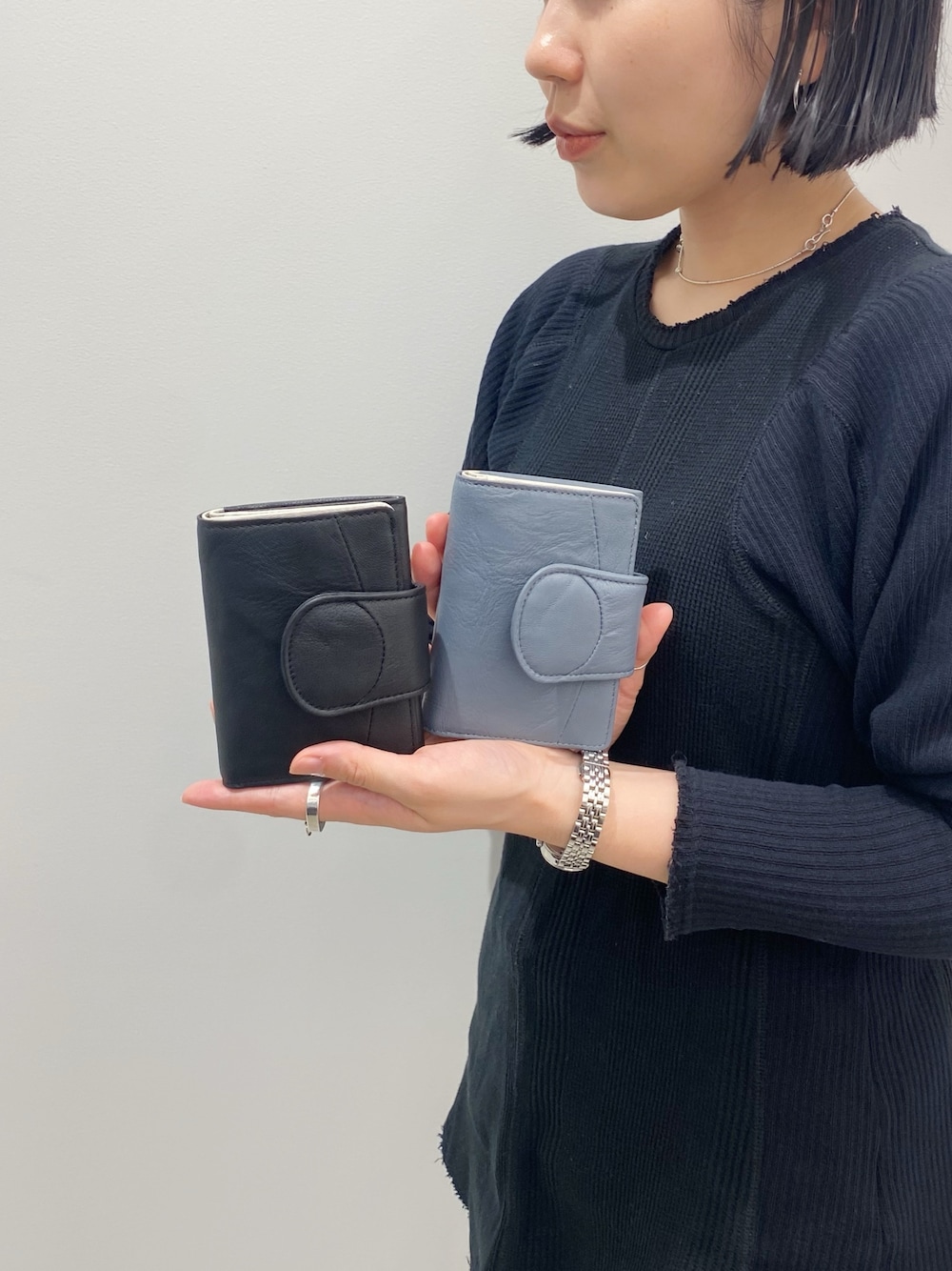 「ヒロコハヤシ、HIROKO HAYASHI、HIROKOHAYASHI、二つ折り財布、やぎ革」｜「HIROKO HAYASHIのBEFANA（ベファーナ）二つ折り財布（財布、ブラック系）」を使った、um_hhさん（レディース・161cm）の秋コーディネートの1枚目の写真