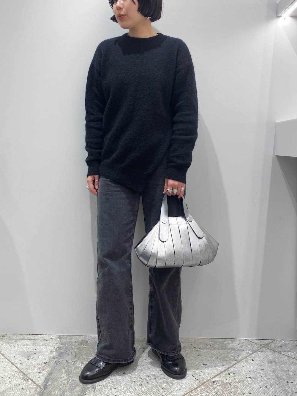 「HIROKO HAYASHI、ヒロコハヤシ、HIROKOHAYASHI、ハンドバッグ、レザーバッグ、ショルダーバッグ、2WAYﾊﾞｯｸﾞ、シルバーバッグ」｜「HIROKO HAYASHIのOSSO（オッソ）2Wayハンドバッグ（ハンドバッグ、シルバー系）」を使った、um_hhさん（レディース・161cm）の冬コーディネートの1枚目の写真