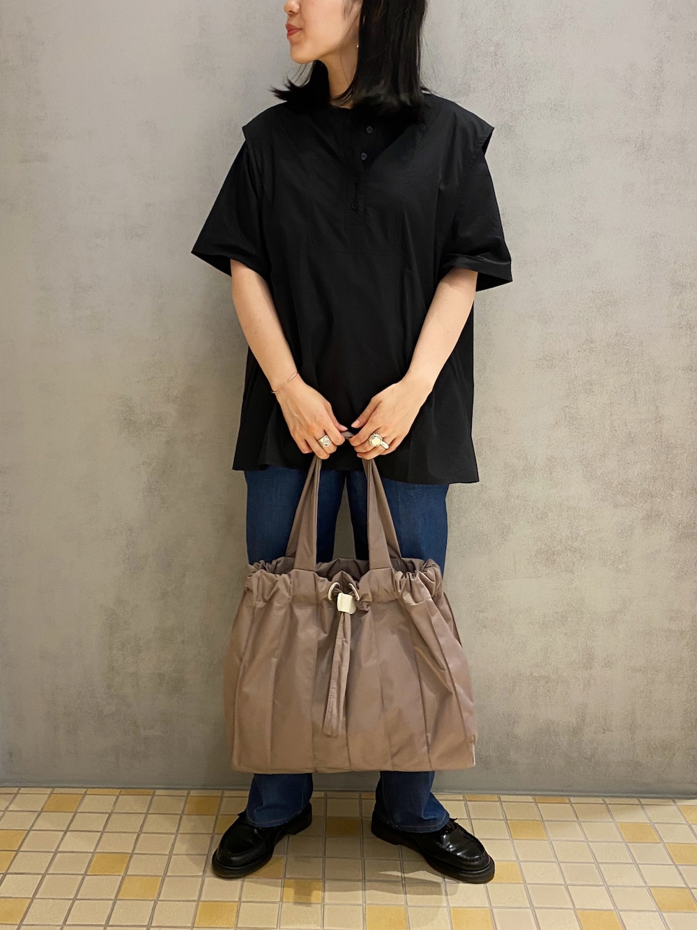 「ヒロコハヤシ、HIROKOHAYASHI、HIROKO HAYASHI、トートバッグ、カジュアルバッグ、シンプルコーデ、シンプル」｜「HIROKO HAYASHIのLUINI(ルイーニ）トートバッグM（トートバッグ、パープル系）」を使った、um_hhさん（レディース・161cm）の夏コーディネートの1枚目の写真