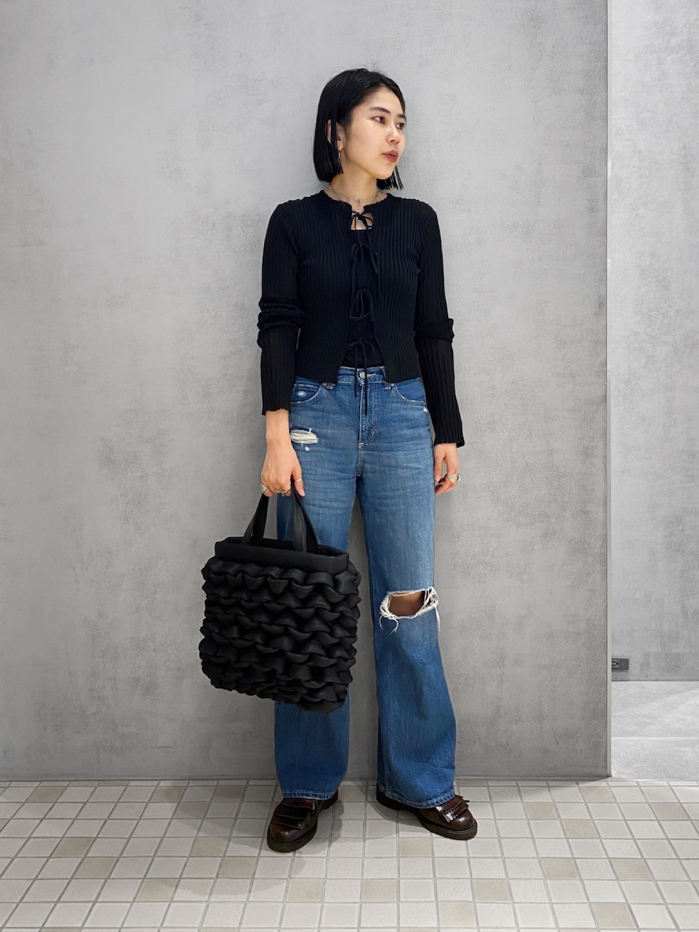 「ヒロコハヤシ、HIROKO HAYASHI、HIROKOHAYASHI、手編み、デニム、秋服、ハンドバッグ、カジュアルコーデ、デニムパンツ」｜「HIROKO HAYASHIのIL NIDO（イル ニード）ハンドバッグ（ハンドバッグ、ブラック系）」を使った、um_hhさん（レディース・161cm）の秋コーディネートの1枚目の写真