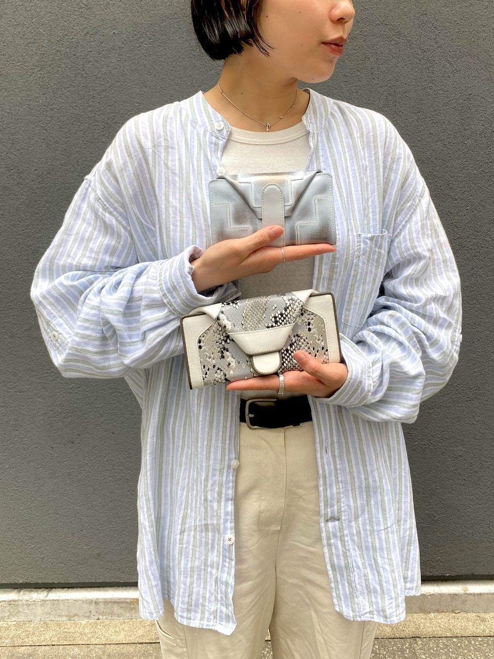 「ヒロコハヤシ、HIROKO HAYASHI、HIROKOHAYASHI、お財布、長財布ミニ、マルチ財布、ミニモ、レザー小物、ストライプシャツ、シンプルコーデ、シャツスタイル」｜「HIROKO HAYASHIのGOTICA（ゴティカ）長財布ミニ（財布、シルバー系）」を使った、um_hhさん（レディース・161cm）の夏コーディネートの1枚目の写真