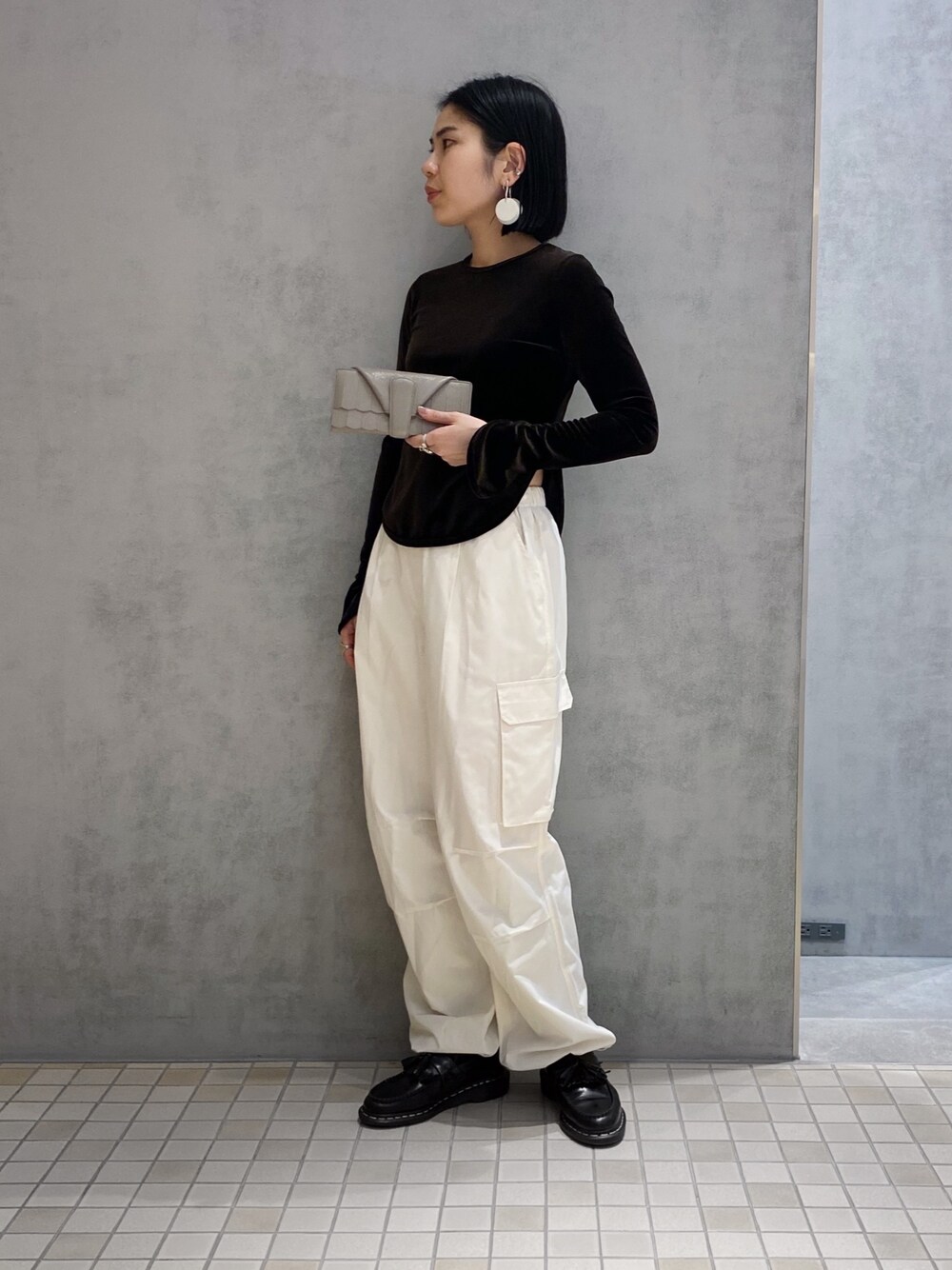 「ヒロコハヤシ、HIROKO HAYASHI、HIROKOHAYASHI、長財布、休日スタイル、シンプルスタイル、パンツコーデ、ローファー」｜「HIROKO HAYASHIのFRANGIA(フランジャ)長財布（財布、ベージュ系）」を使った、um_hhさん（レディース・161cm）の冬コーディネートの1枚目の写真