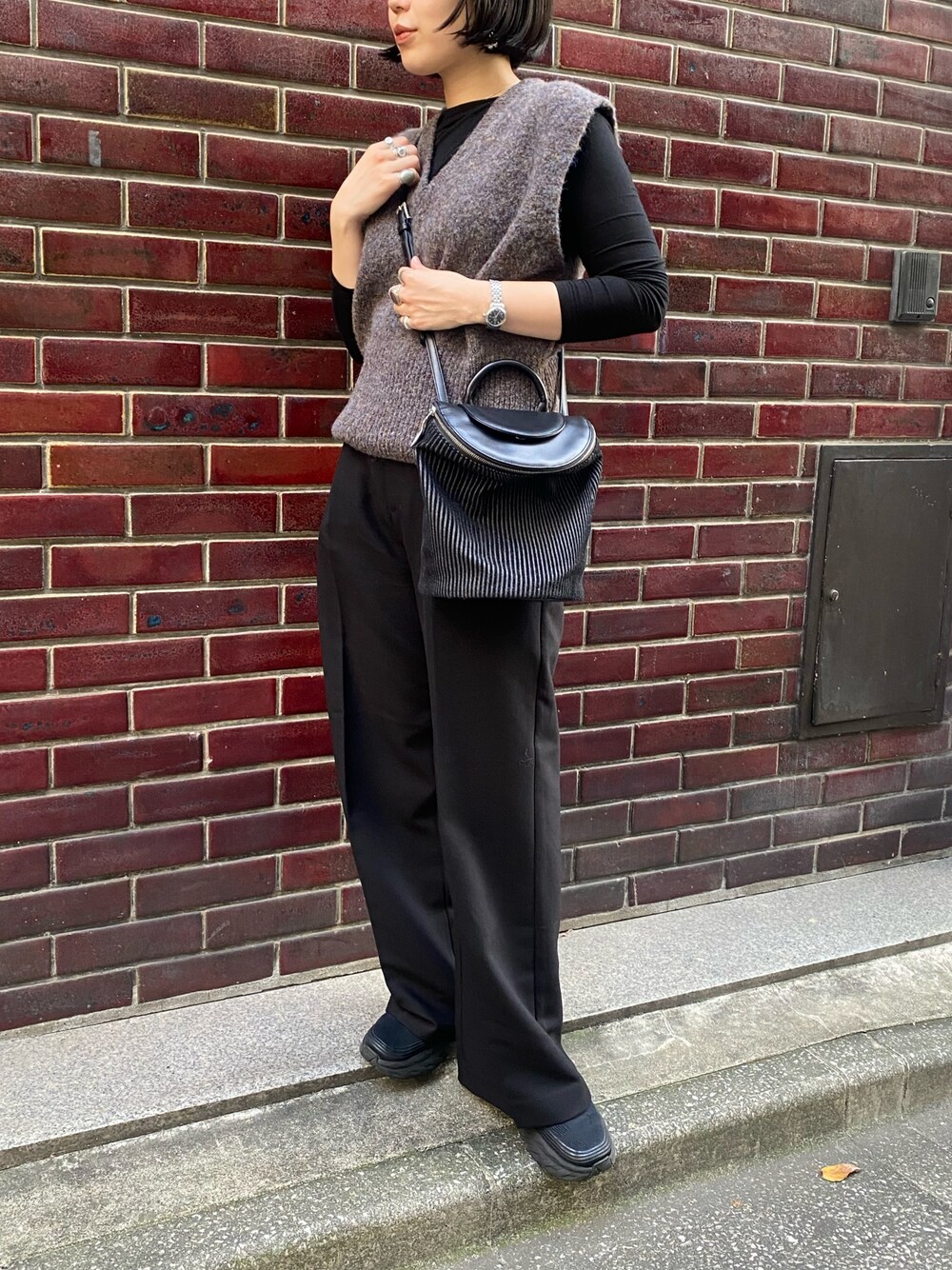 「ヒロコハヤシ、HIROKO HAYASHI、HIROKOHAYASHI、ショルダーバッグ、ベスト、オトナカジュアル、お出かけコーデ」｜「HIROKO HAYASHIのASTRATTO（アストラット）ショルダーバッグ（ショルダーバッグ、グレー系）」を使った、um_hhさん（レディース・161cm）の秋コーディネートの1枚目の写真