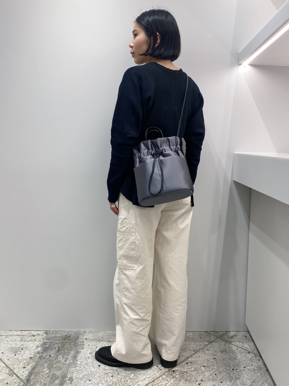 「ショルダーバッグ、２ＷＡＹ、2WAYﾊﾞｯｸﾞ、2WAYショルダーバッグ、シンプルスタイル、シンプルコーデ、ヒロコハヤシ、HIROKO HAYASHI、HIROKOHAYASHI」｜「HIROKO HAYASHIのLUINI SATINE（ルイーニ サティーネ）ショルダーバッグ（ショルダーバッグ、グレー系）」を使った、um_hhさん（レディース・161cm）の冬コーディネートの1枚目の写真