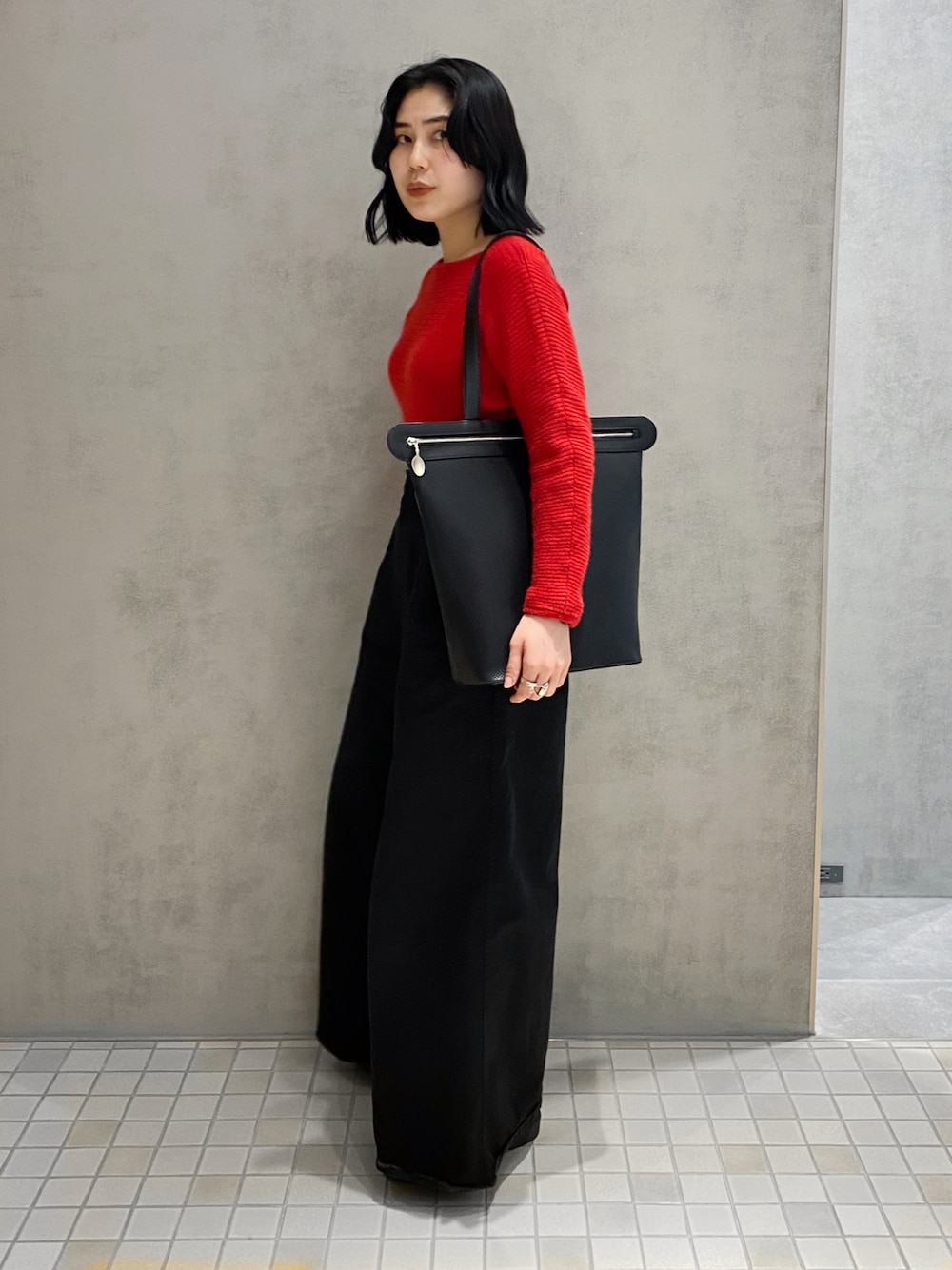 「ヒロコハヤシ、HIROKO HAYASHI、HIROKOHAYASHI、トートバッグ、ワイドパンツ、シルバーアクセサリー、赤ニット、レザーバッグ」｜「HIROKO HAYASHIのBARBERA（バルベーラ）トートバッグ（トートバッグ、ブラック系）」を使った、um_hhさん（レディース・161cm）の冬コーディネートの1枚目の写真