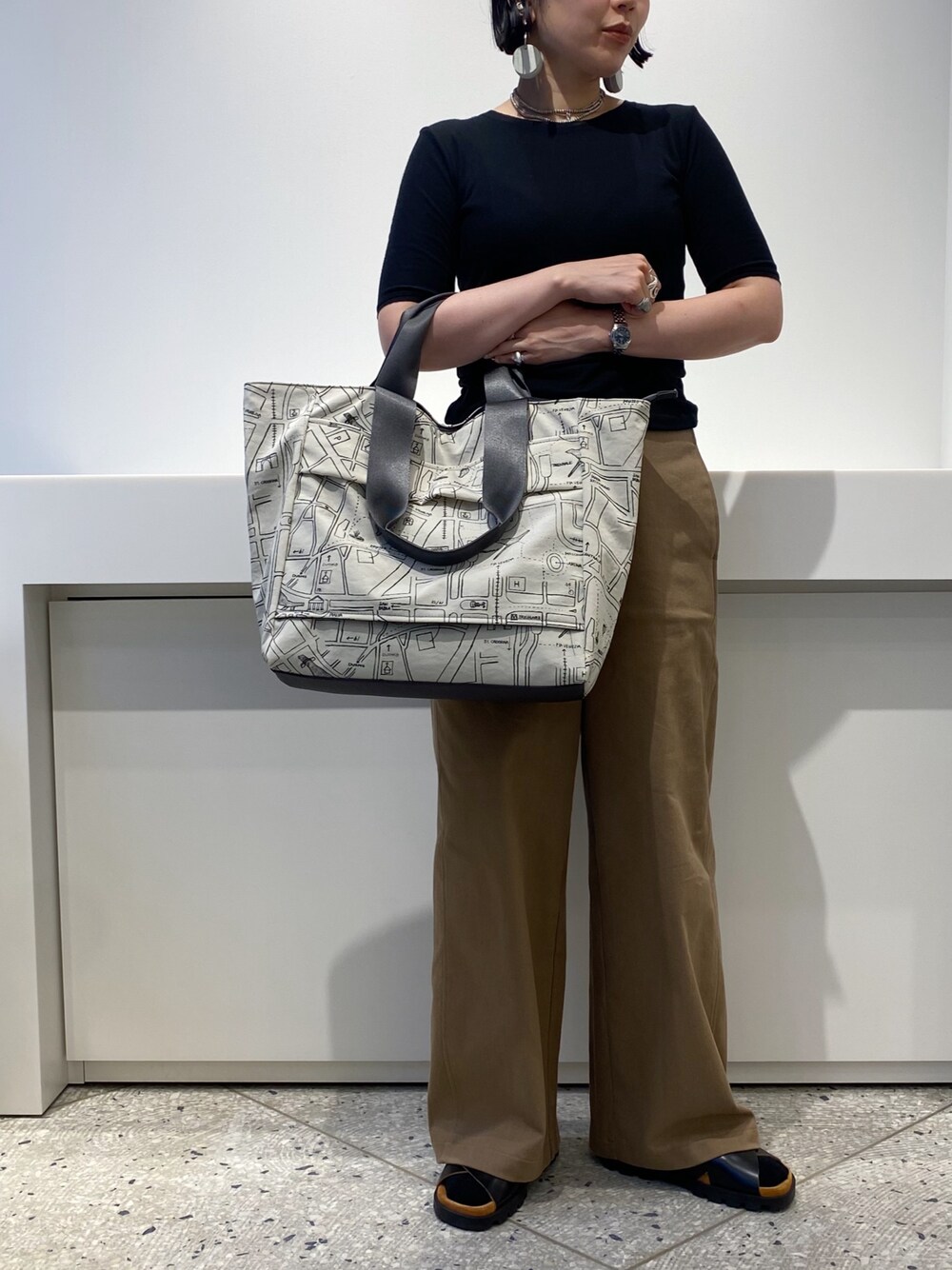 「ヒロコハヤシ、HIROKO HAYASHI、HIROKOHAYASHI、トートバッグ、トラベルバッグ、秋コーデ、パンツスタイル、大人カジュアル」｜「HIROKO HAYASHIのCOMODA（コモダ） ボストンバッグ（ボストンバッグ、ベージュ系）」を使った、um_hhさん（レディース・161cm）の秋コーディネートの1枚目の写真
