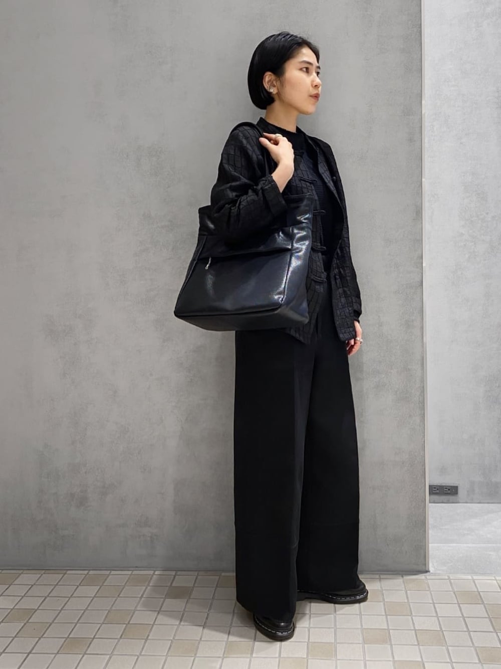 「ヒロコハヤシ、HIROKO HAYASHI、HIROKOHAYASHI、トートバッグ、2WAYﾊﾞｯｸﾞ、ハンドバッグ、ブラックコーデ、秋コーデ、パンツスタイル」｜「HIROKO HAYASHIのMAMELI（マメリ）2wayトートバッグ（トートバッグ、ブラック系）」を使った、um_hhさん（レディース・161cm）の秋コーディネートの1枚目の写真