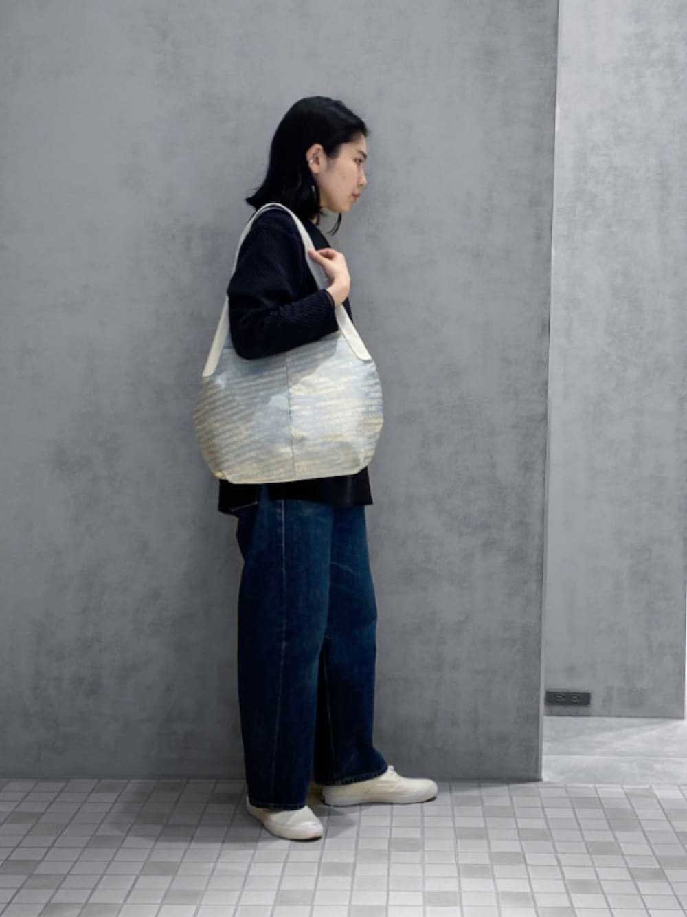 「ヒロコハヤシ、HIROKOHAYASHI、HIROKO HAYASHI、シンプルコーデ、トートバッグ、デニムパンツ、ホワイトスニーカー」｜「HIROKO HAYASHIのSIRENA(シレーナ)ショルダーバッグ（ショルダーバッグ、ベージュ系）」を使った、um_hhさん（レディース・161cm）の春コーディネートの1枚目の写真