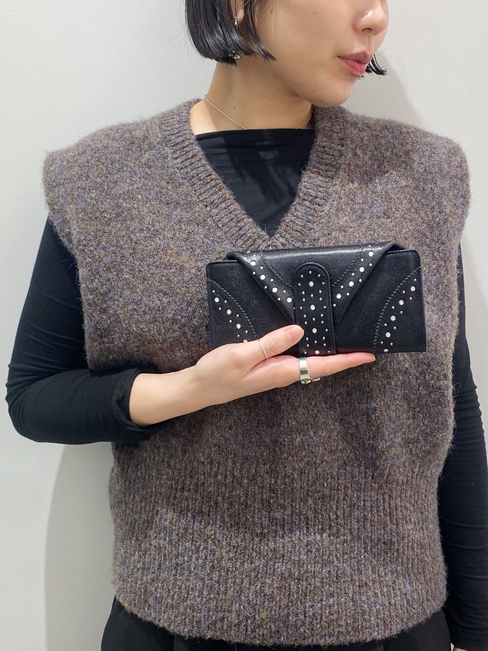 「ヒロコハヤシ、HIROKO HAYASHI、HIROKOHAYASHI、長財布ミニ、オトナカジュアル」｜「HIROKO HAYASHIのVELENO（ヴェレーノ）長財布ミニ（財布、ブルー系）」を使った、um_hhさん（レディース・161cm）の冬コーディネートの1枚目の写真