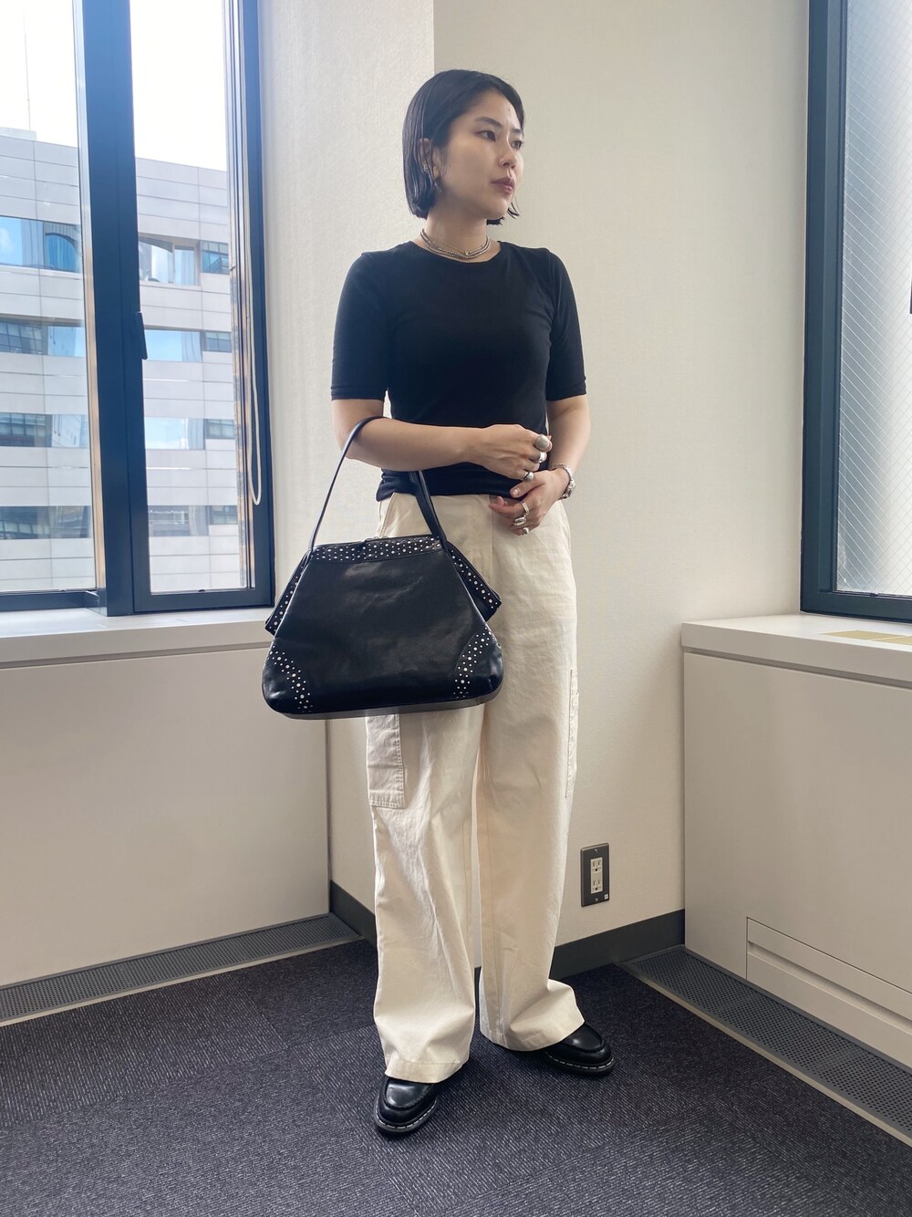 「ヒロコハヤシ、HIROKO HAYASHI、HIROKOHAYASHI、ボストンバッグ、シンプルコーデ、モノトーン、シンプルスタイル、ローファー」｜「HIROKO HAYASHIのVELENO（ヴェレーノ）ボストンバッグ（ボストンバッグ、ブルー系）」を使った、um_hhさん（レディース・161cm）の夏コーディネートの1枚目の写真